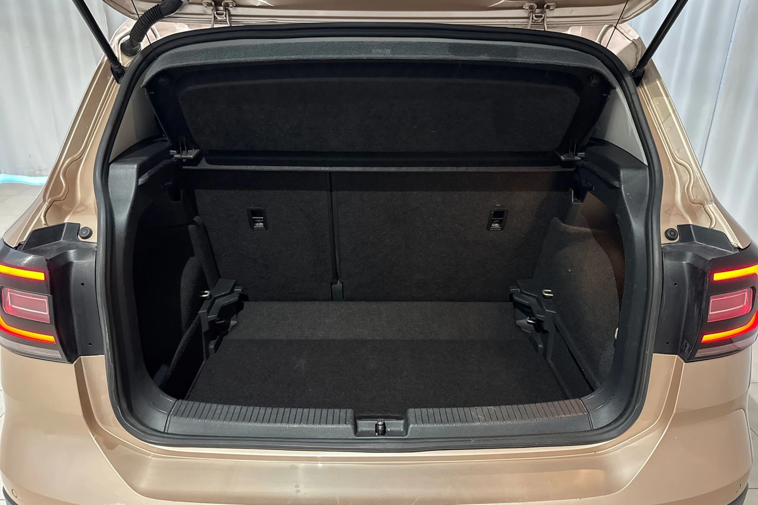 oranssi Volkswagen T-Cross 2020 kuva 12.