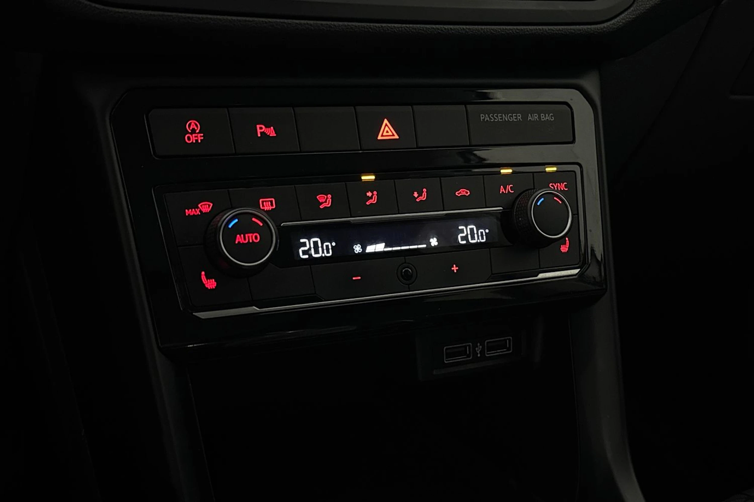 oranssi Volkswagen T-Cross 2020 kuva 20.