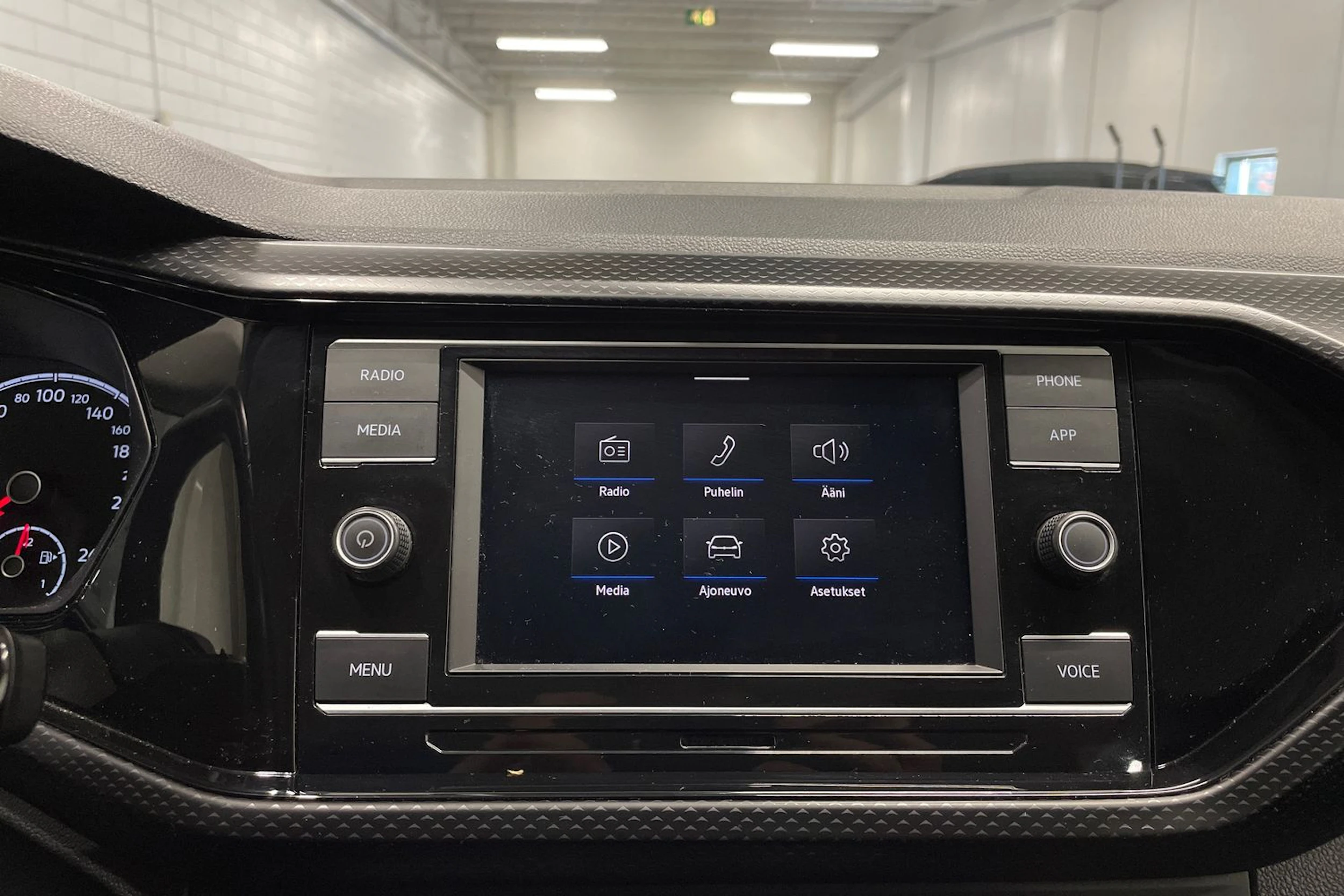 valkoinen Volkswagen T-Cross 2020 kuva 13.