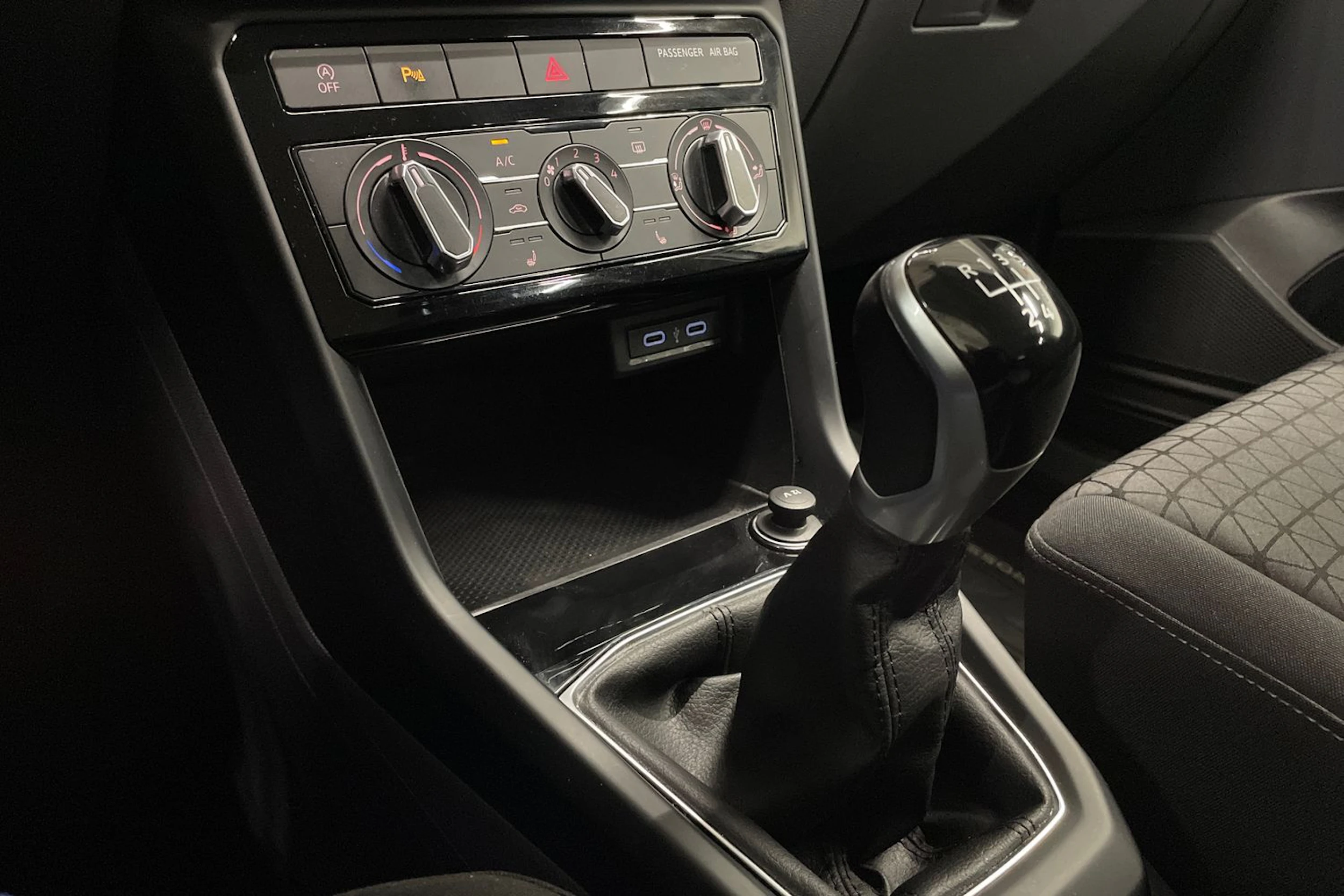 valkoinen Volkswagen T-Cross 2020 kuva 14.