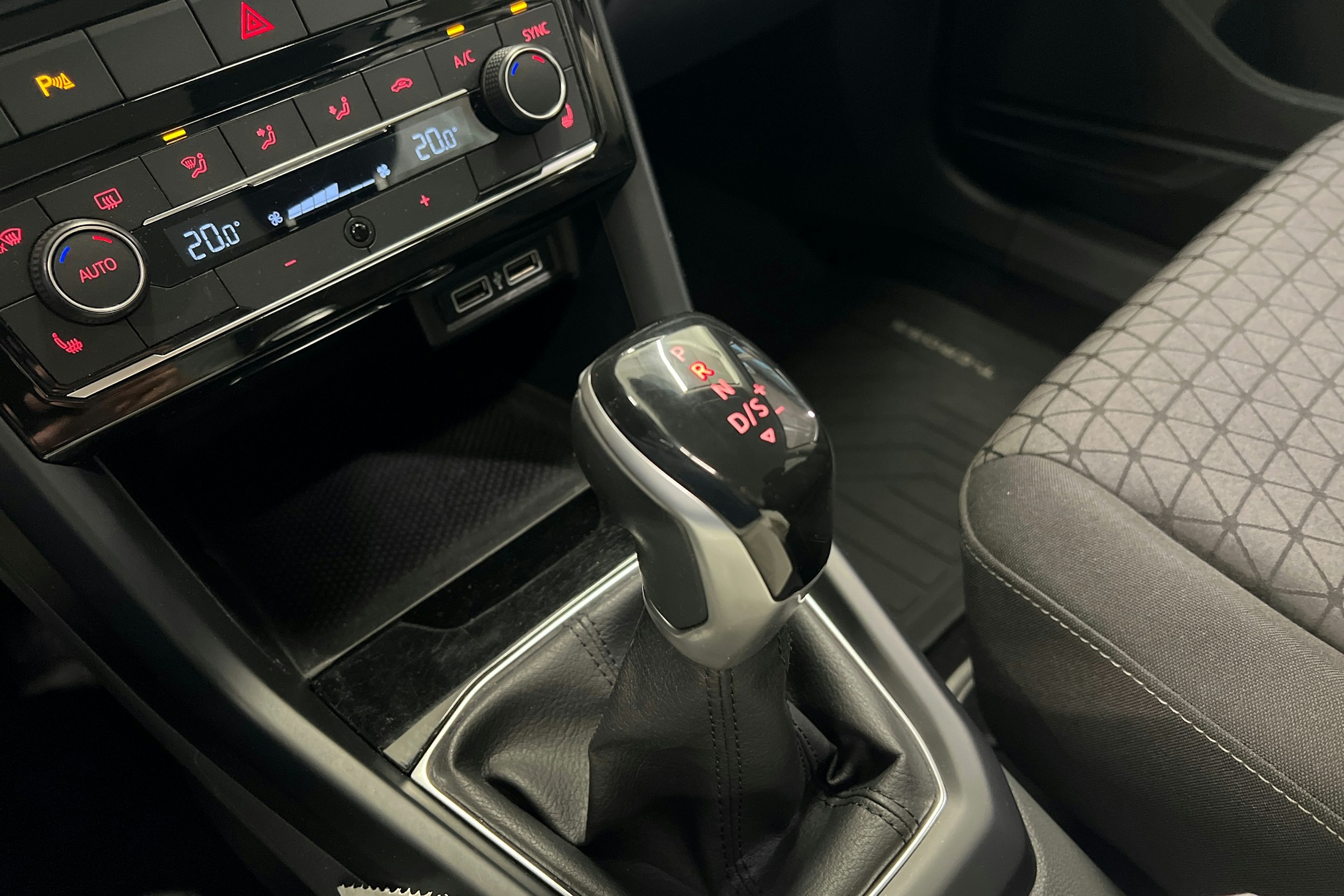 Harmaa Volkswagen T-Cross 2020 kuva 22.