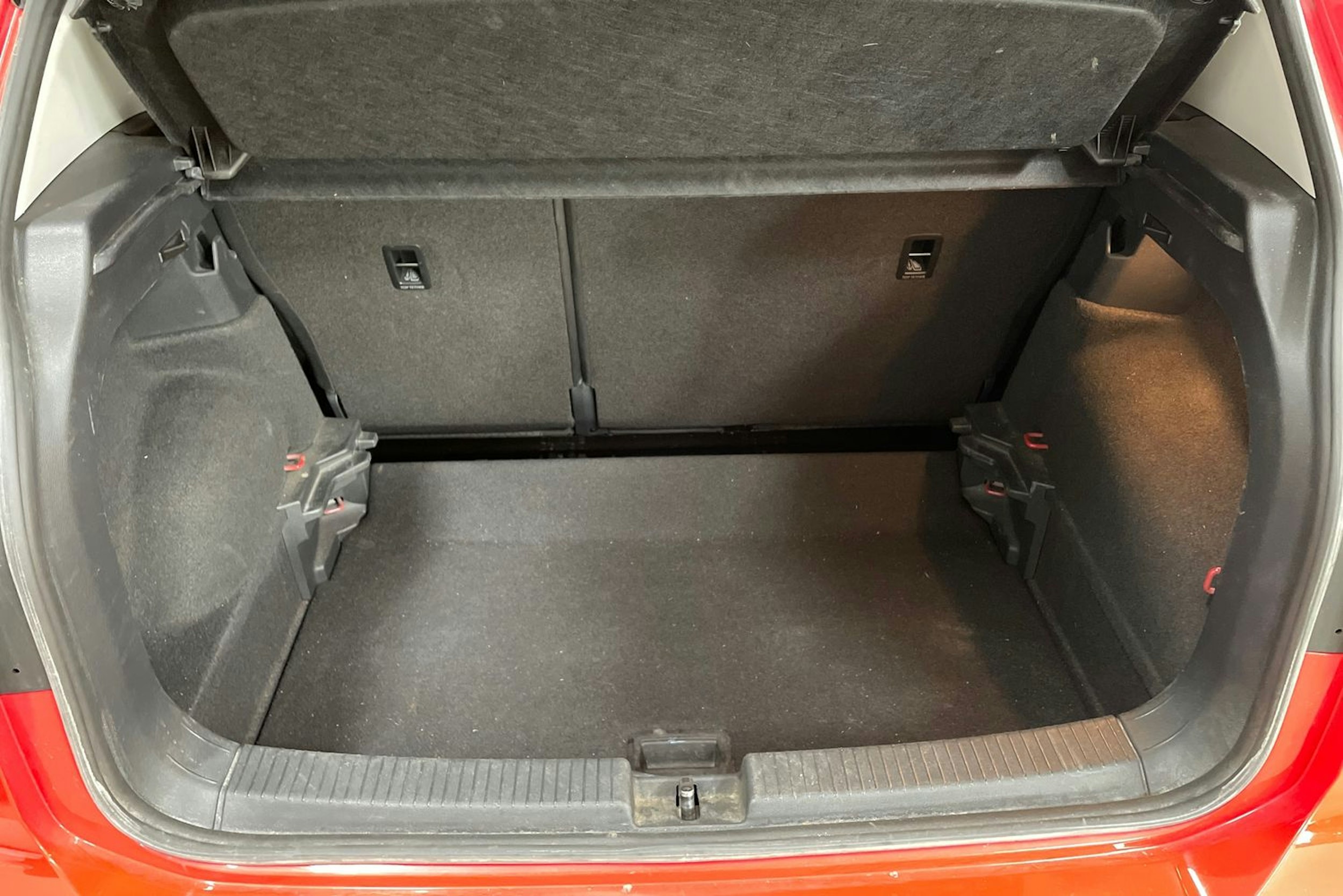 Punainen Volkswagen T-Cross 2020 kuva 13.