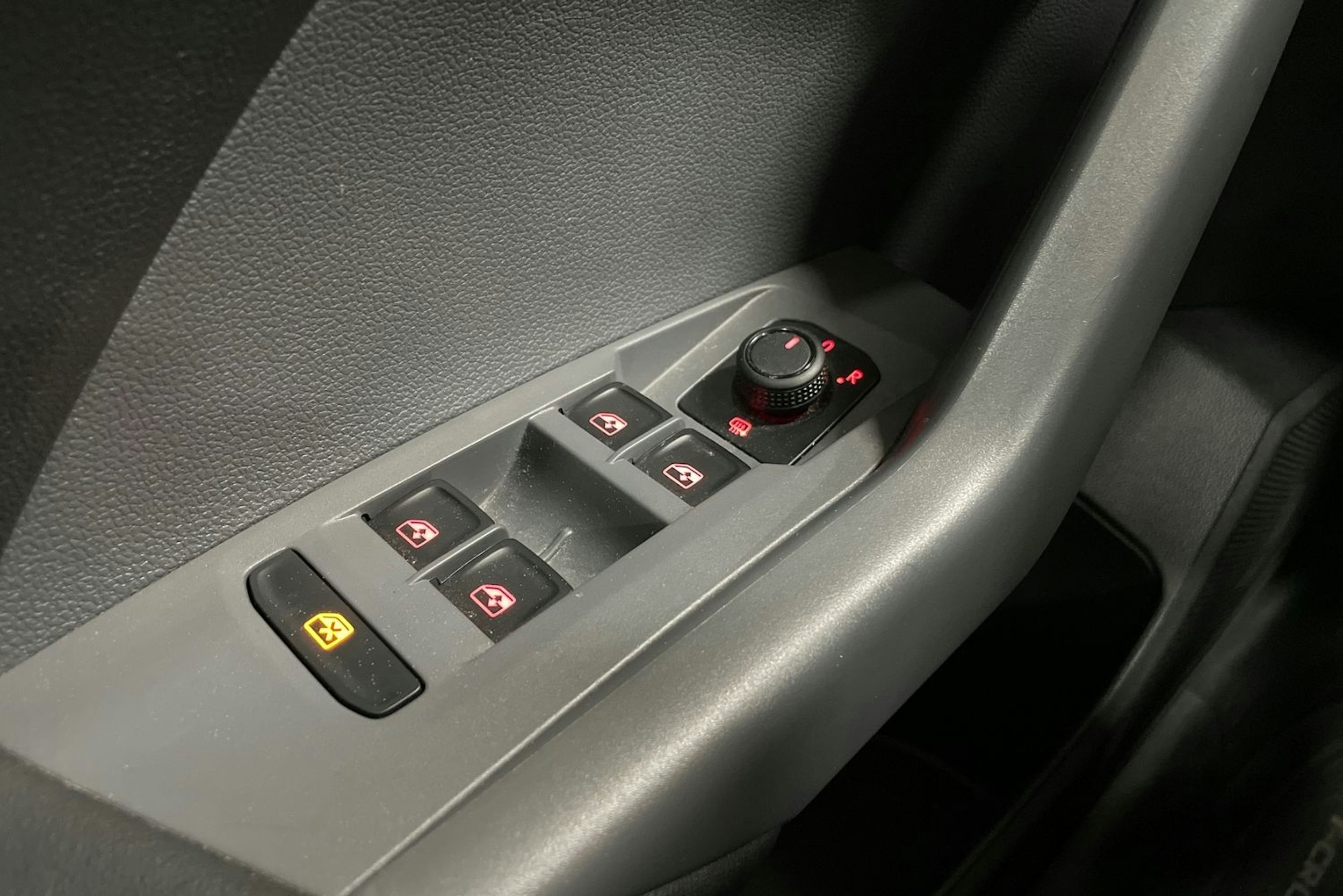 Punainen Volkswagen T-Cross 2020 kuva 24.