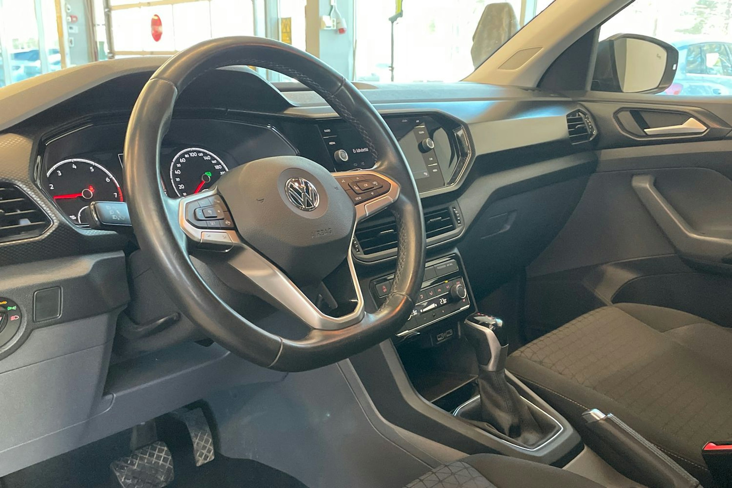 harmaa Volkswagen T-Cross 2020 kuva 16.