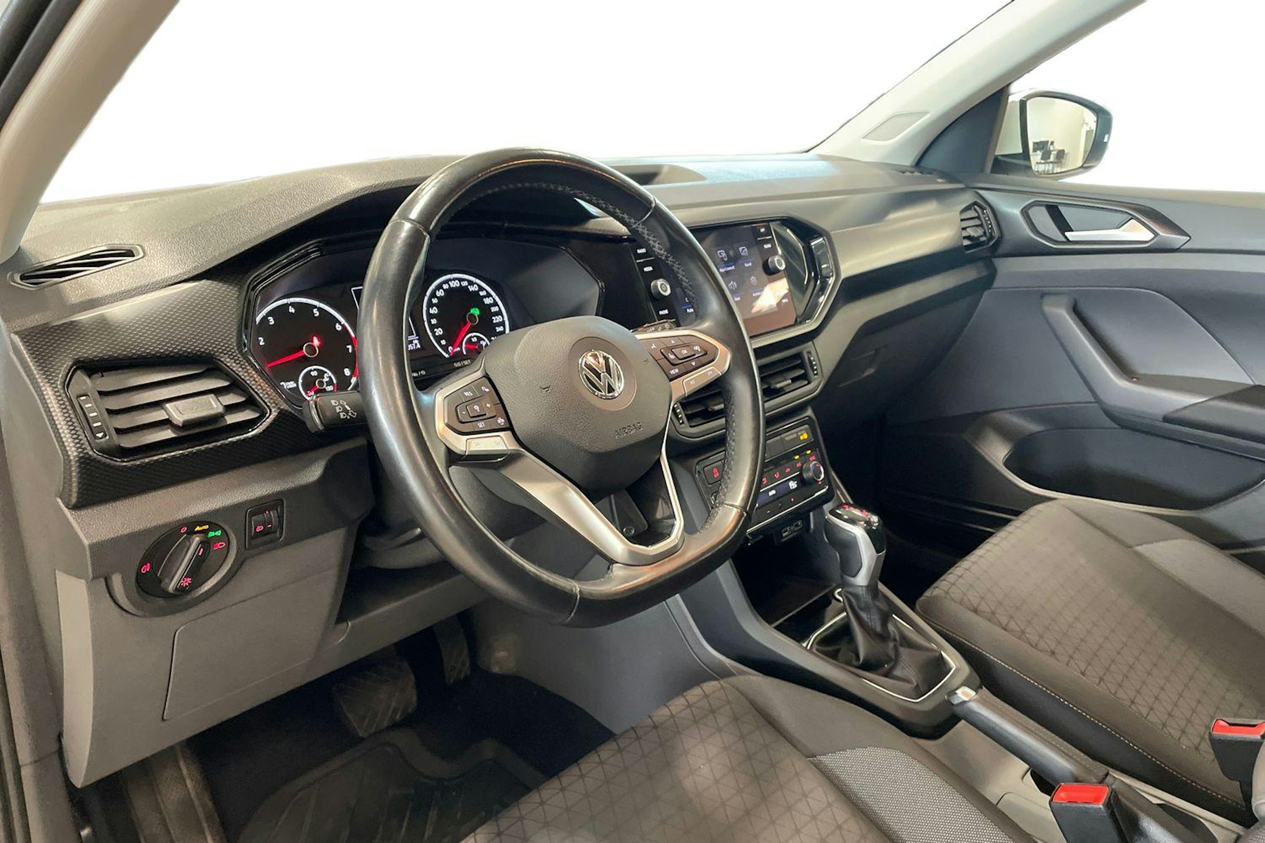 Valkoinen Volkswagen T-Cross 2020 kuva 7.