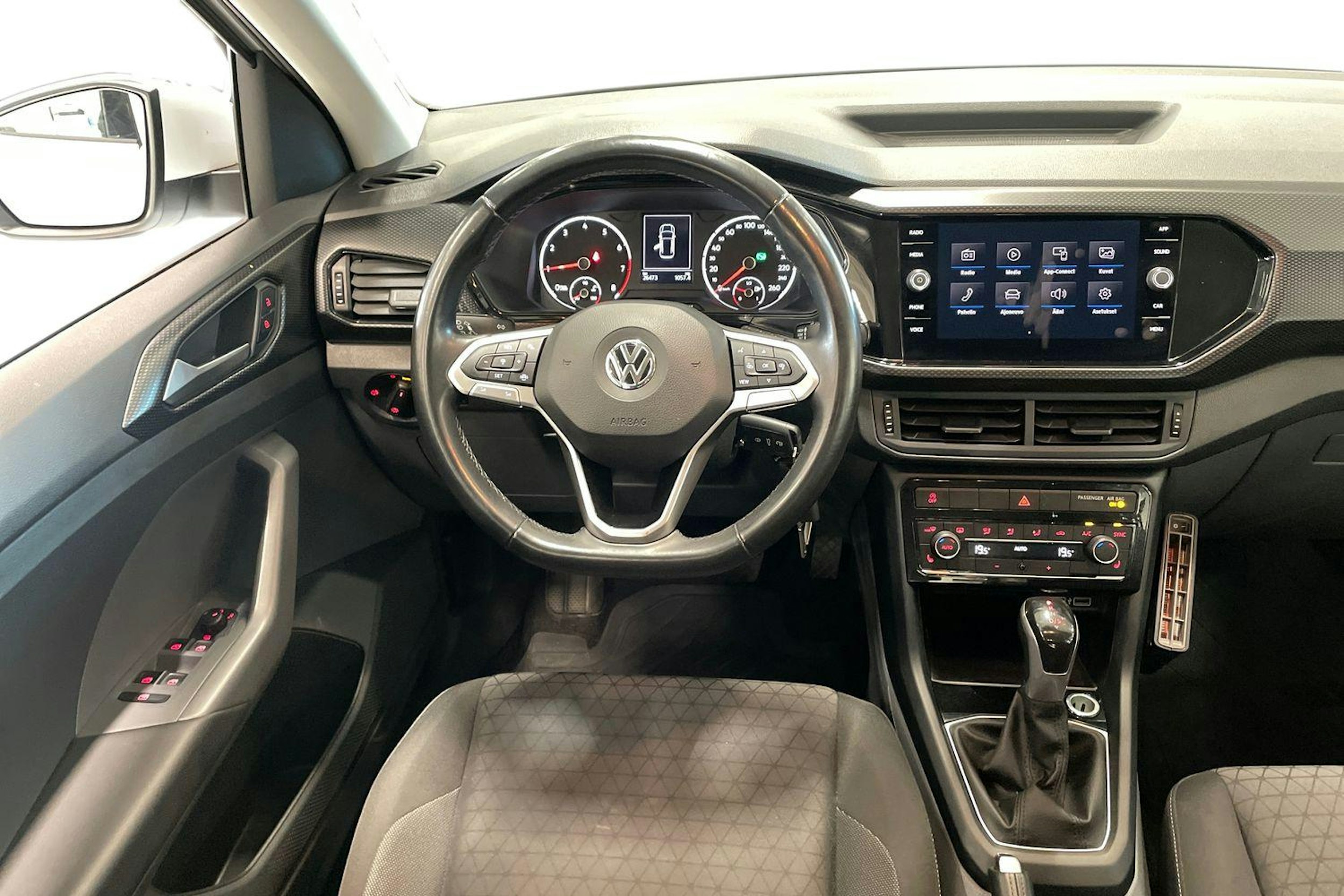 Valkoinen Volkswagen T-Cross 2020 kuva 9.