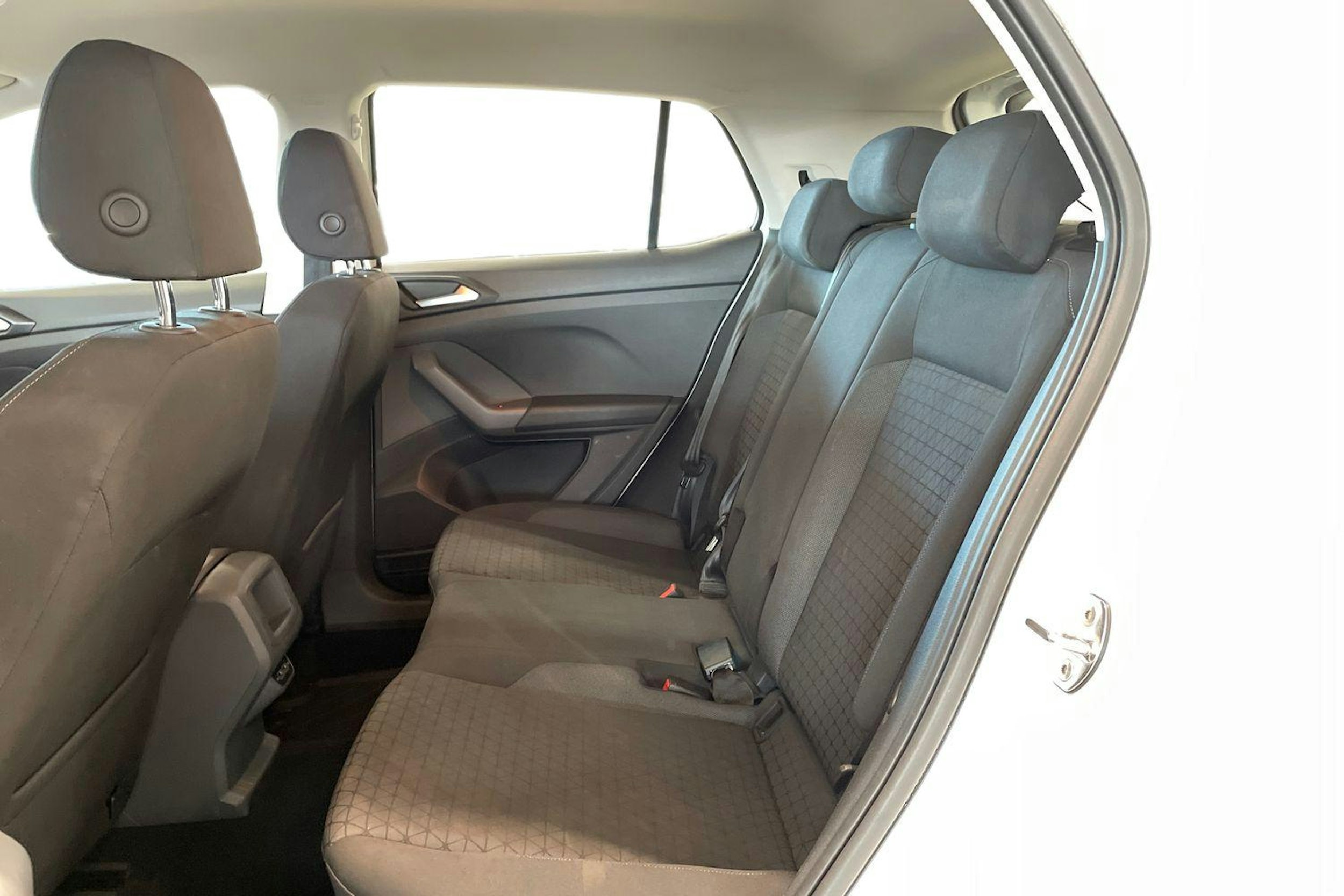 Valkoinen Volkswagen T-Cross 2020 kuva 10.