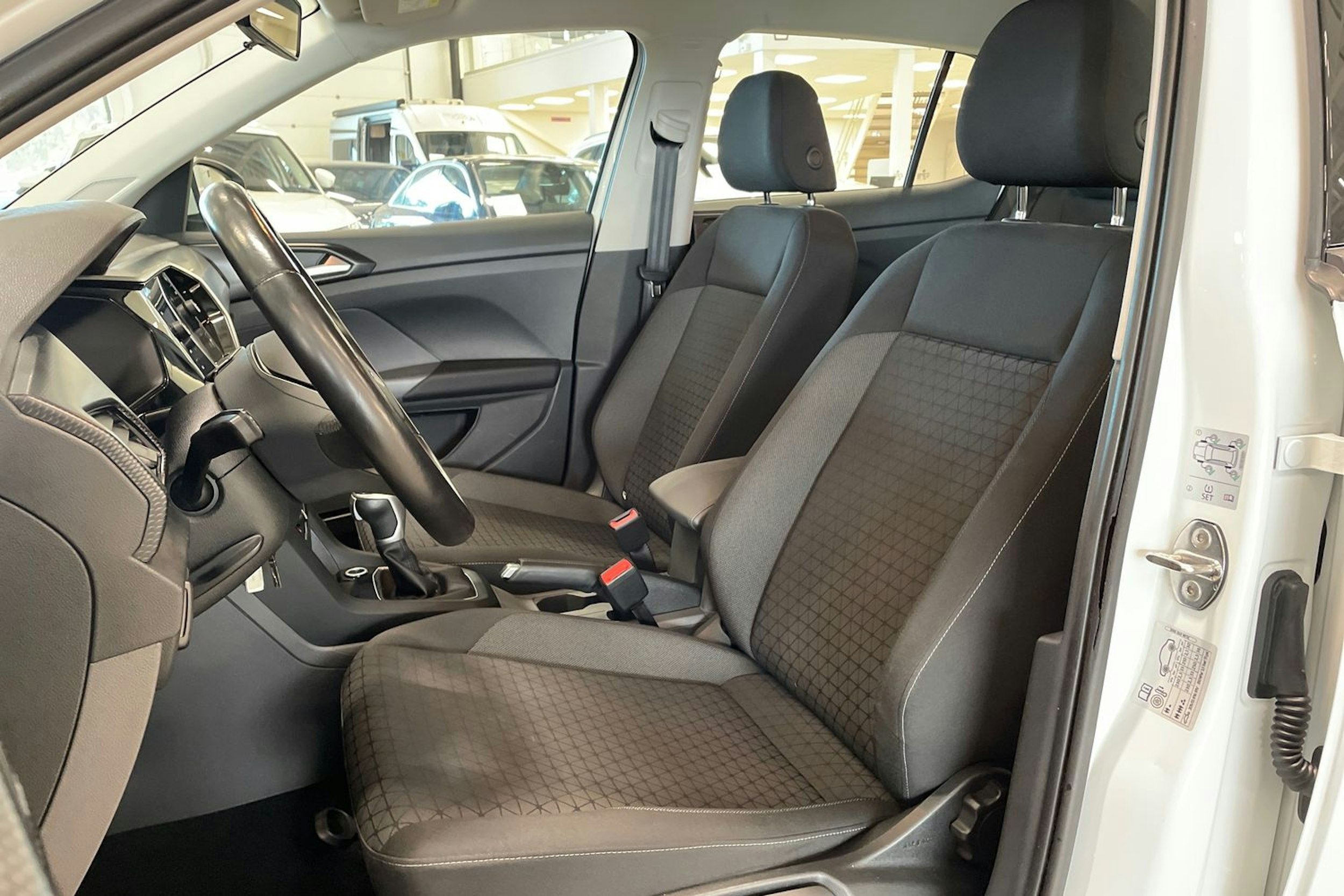 Valkoinen Volkswagen T-Cross 2020 kuva 14.