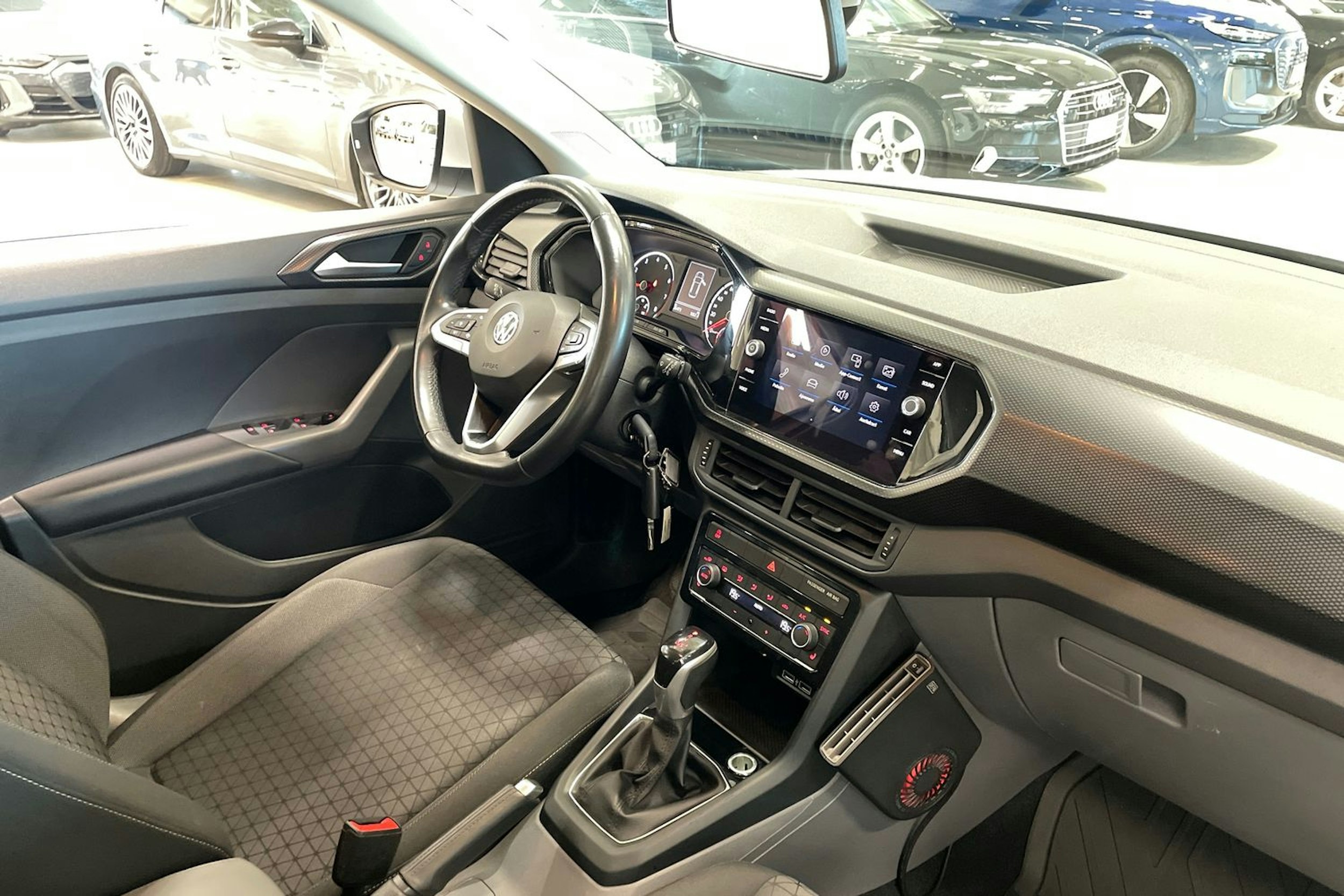 Valkoinen Volkswagen T-Cross 2020 kuva 15.