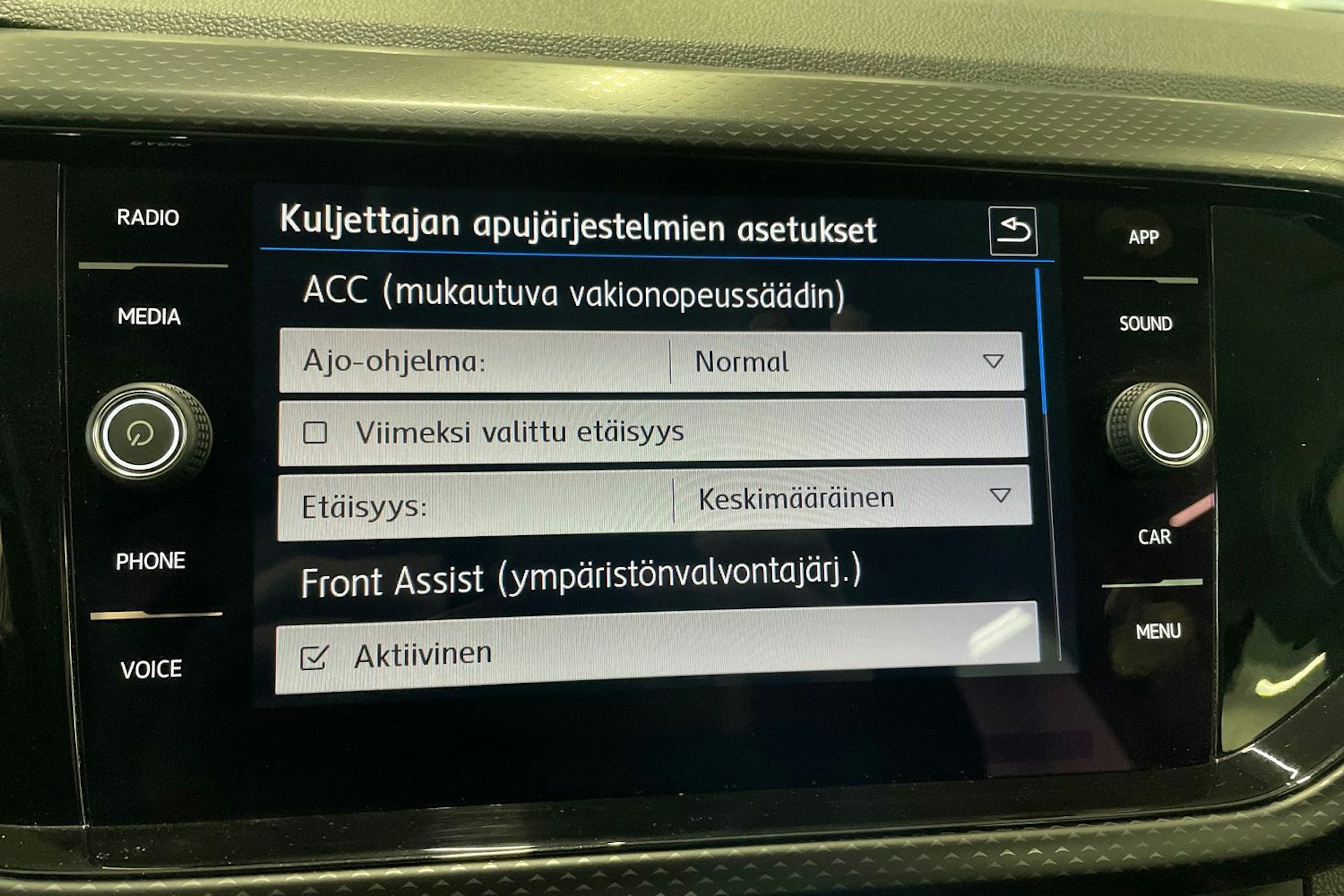 Valkoinen Volkswagen T-Cross 2020 kuva 27.