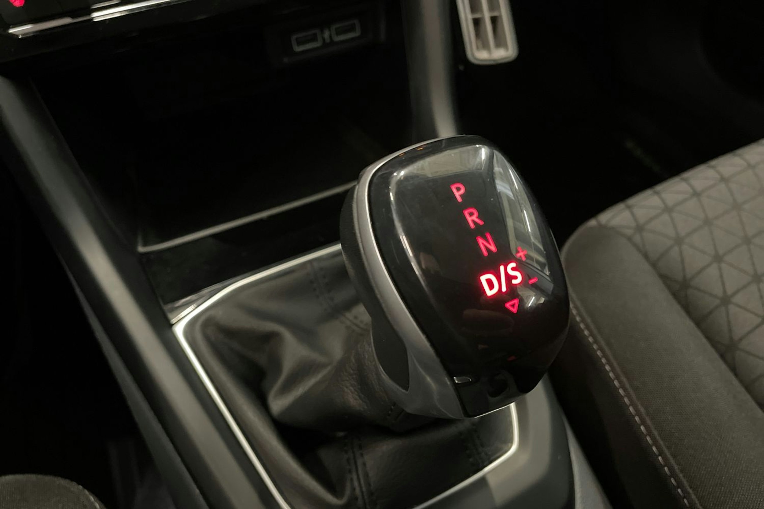 Valkoinen Volkswagen T-Cross 2020 kuva 31.