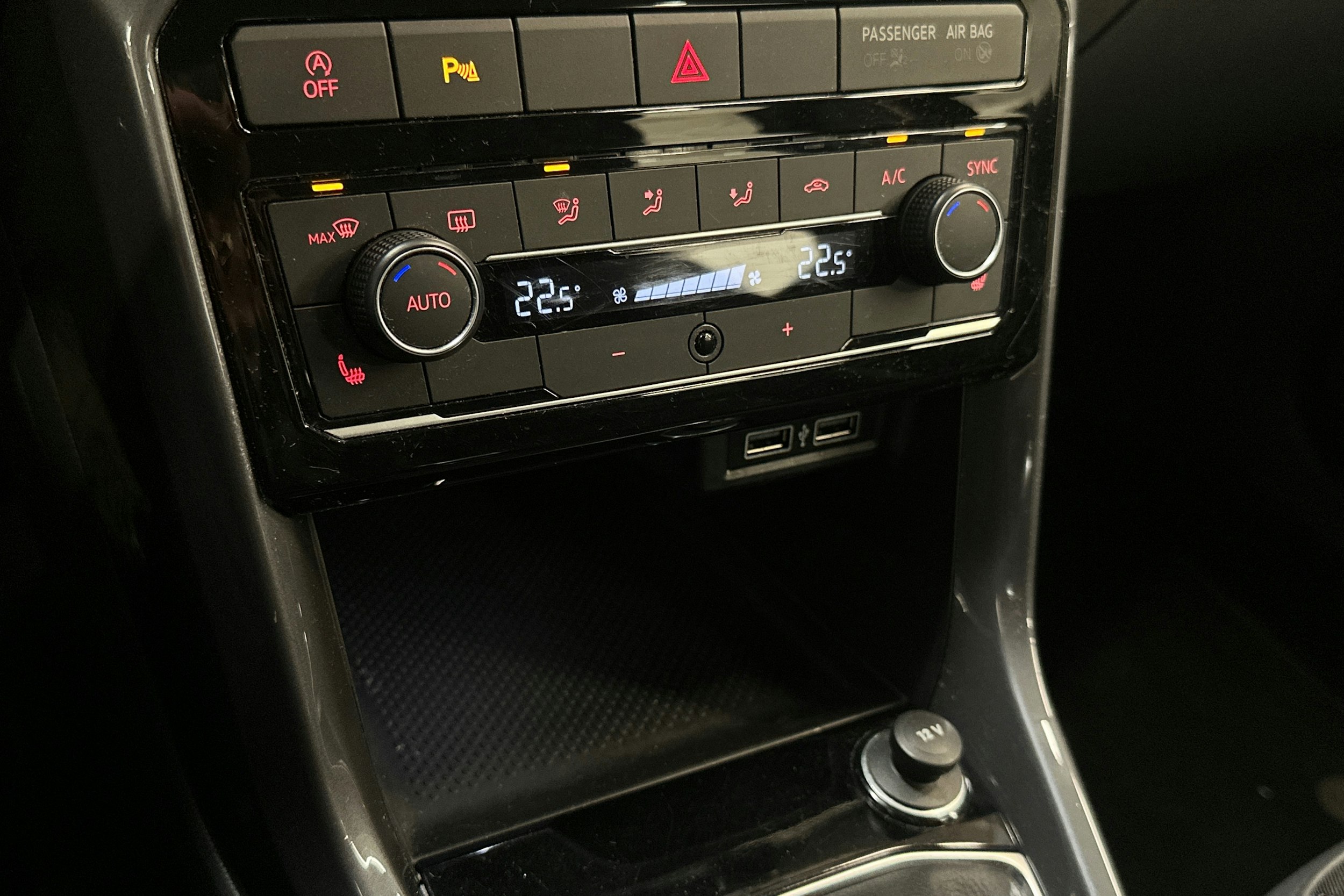 musta Volkswagen T-Cross 2020 kuva 21.