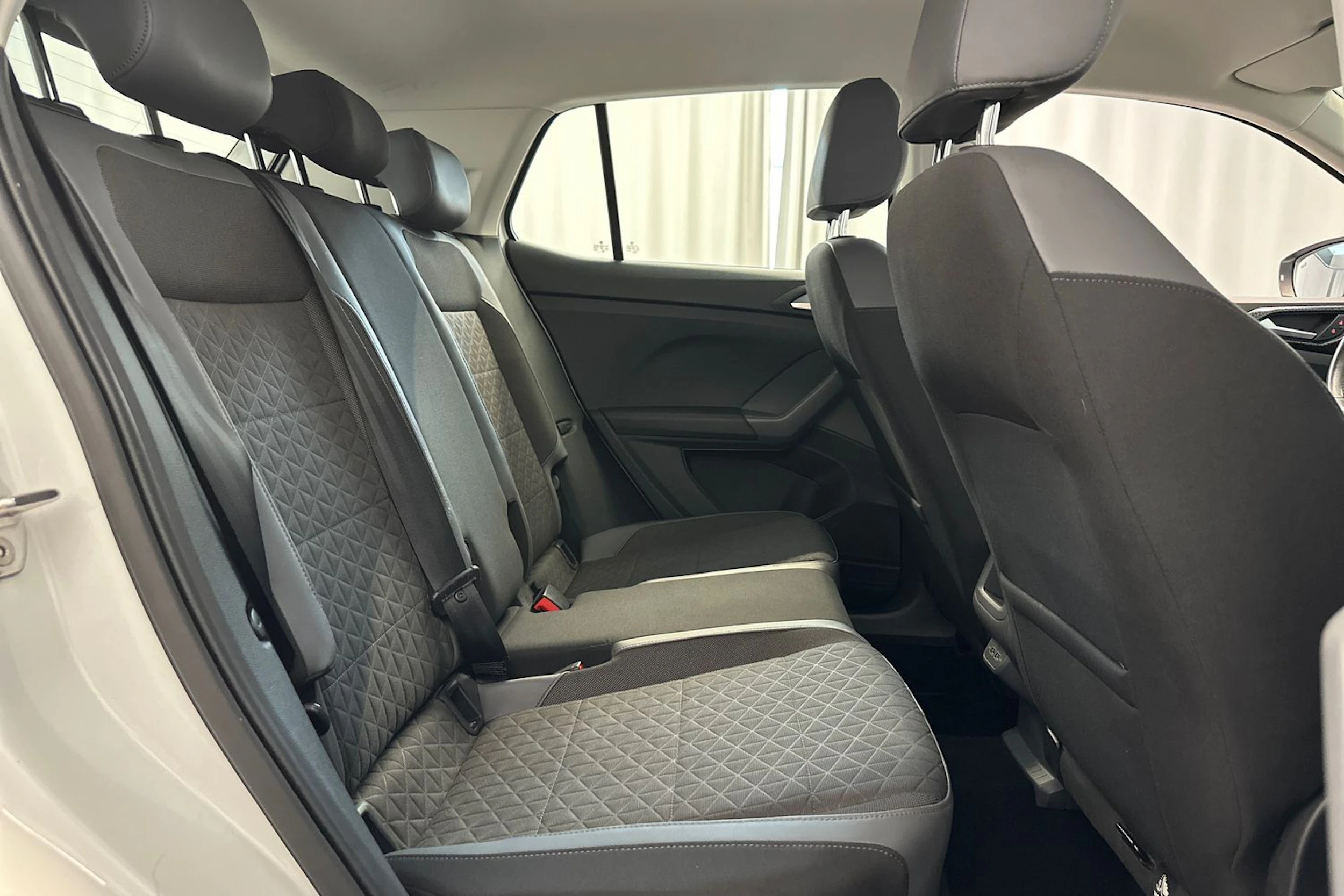 valkoinen Volkswagen T-Cross 2020 kuva 10.