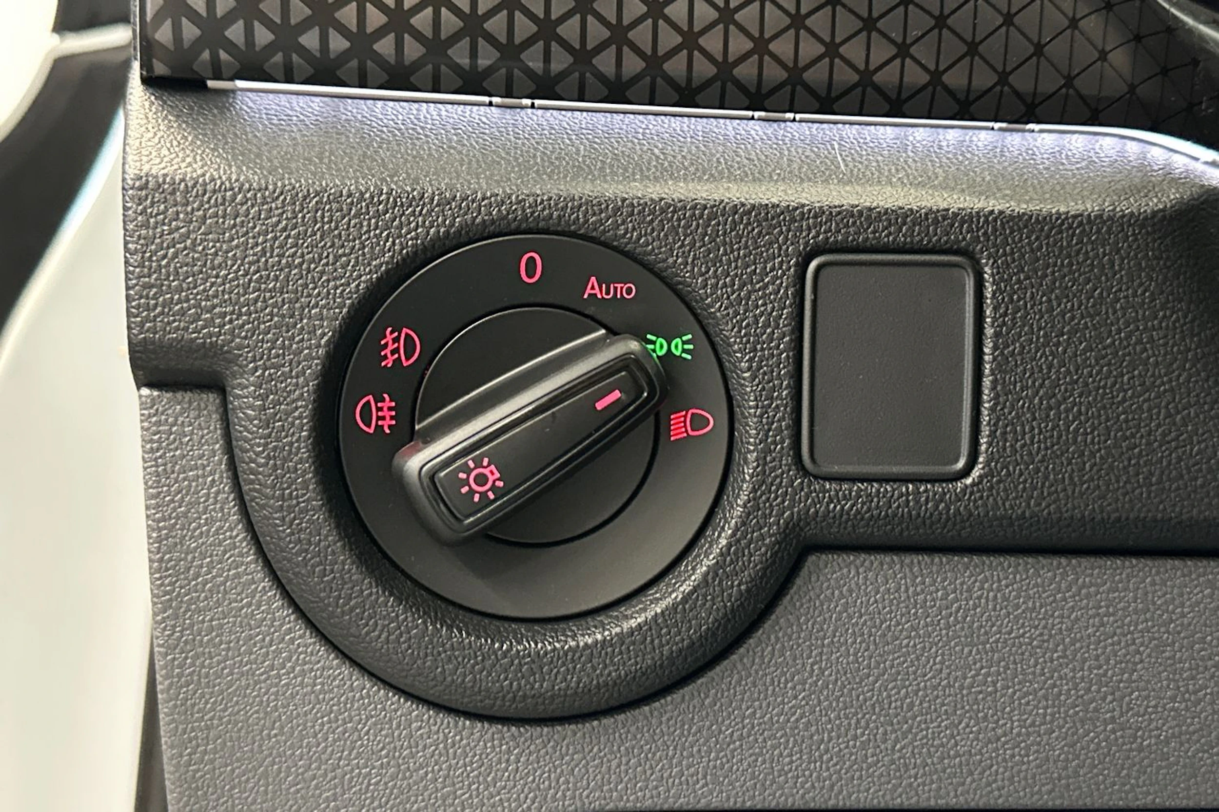 valkoinen Volkswagen T-Cross 2020 kuva 15.