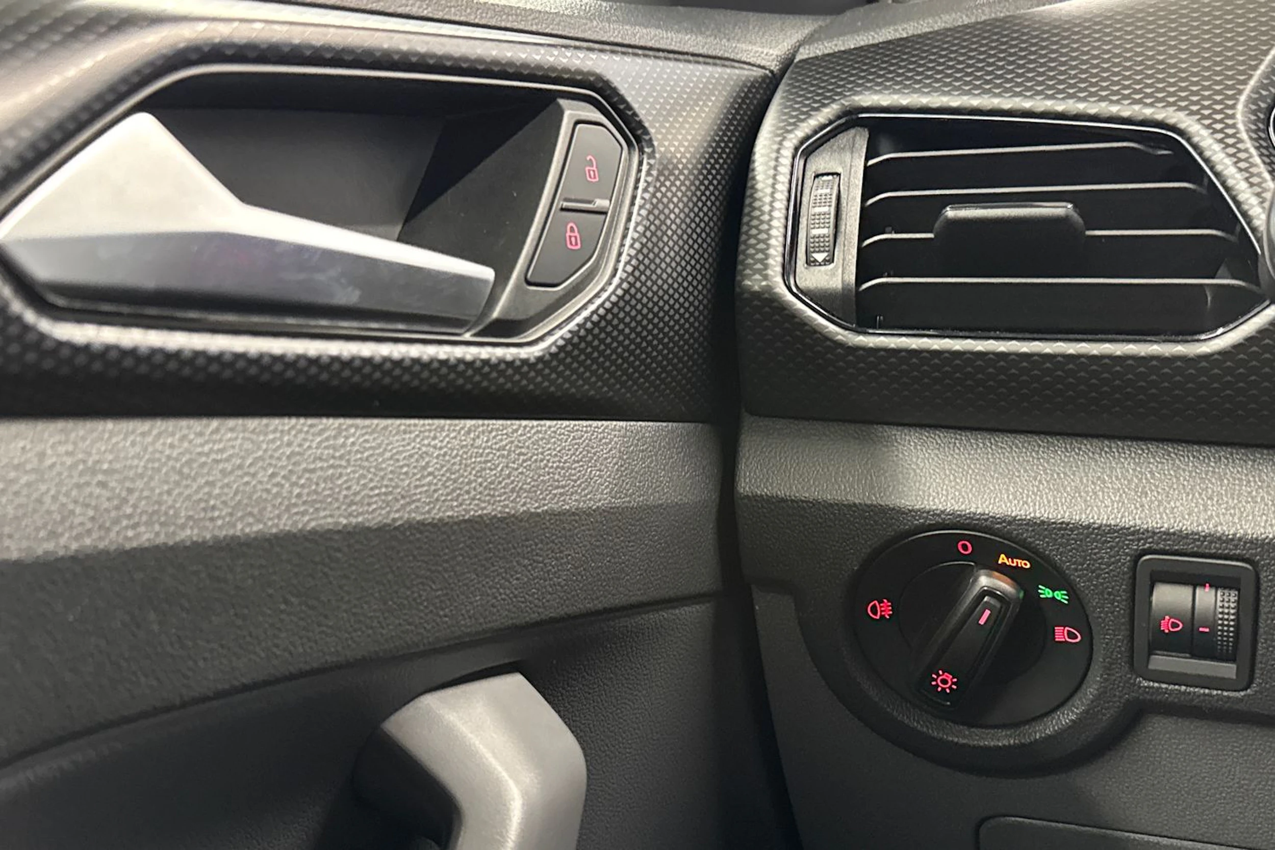 valkoinen Volkswagen T-Cross 2020 kuva 26.