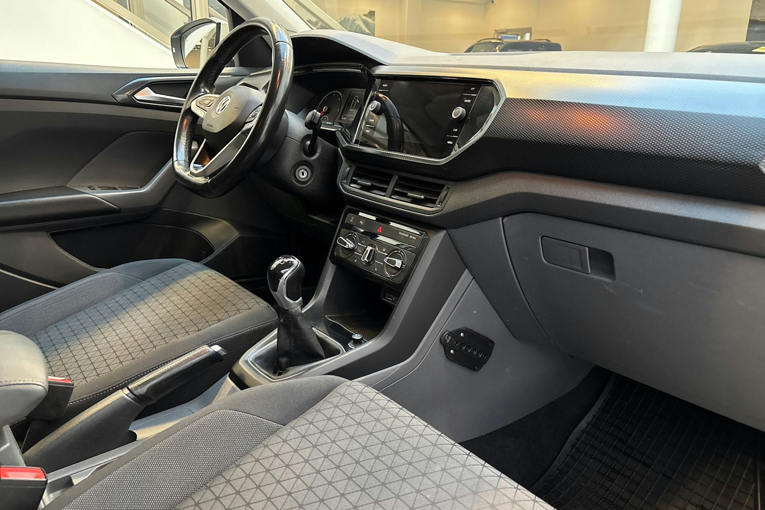 valkoinen Volkswagen T-Cross 2020 kuva 15.