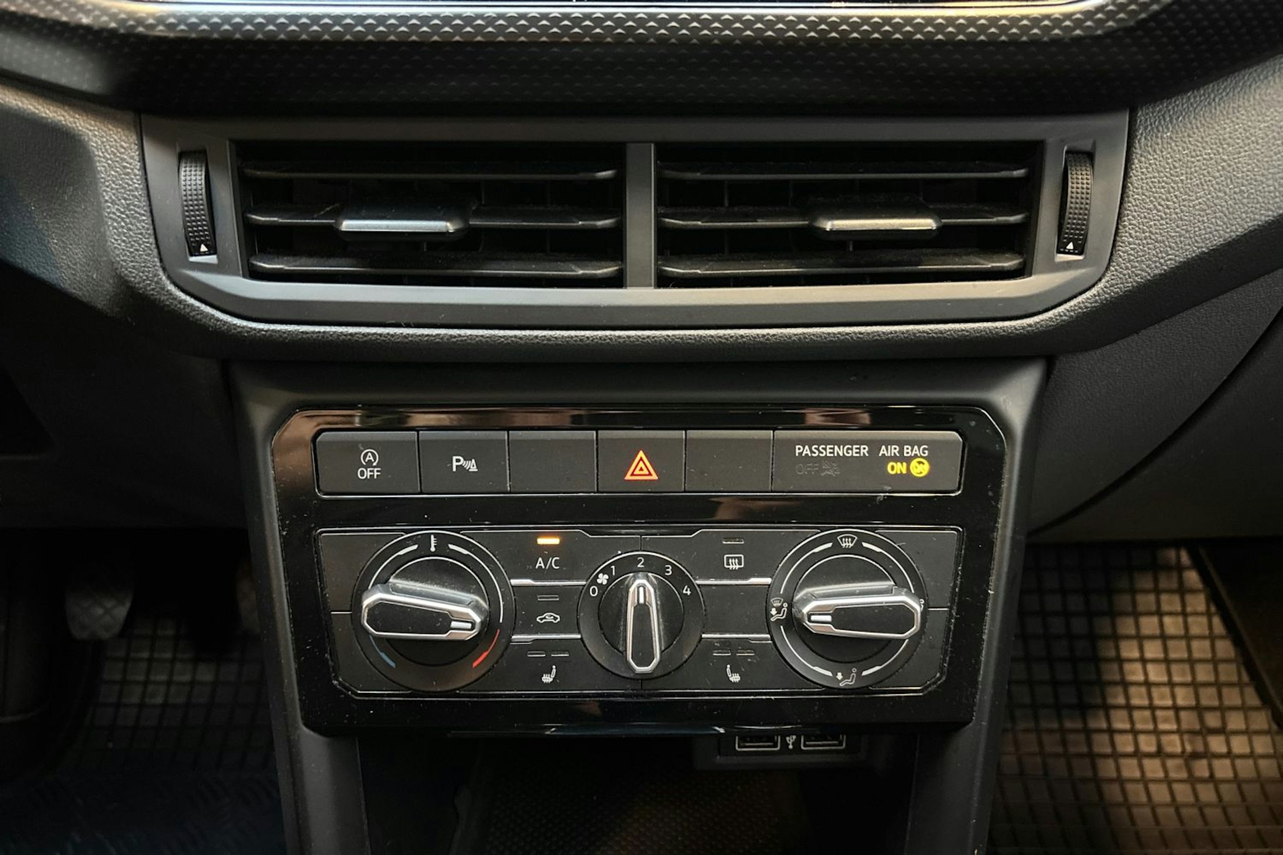 valkoinen Volkswagen T-Cross 2020 kuva 23.