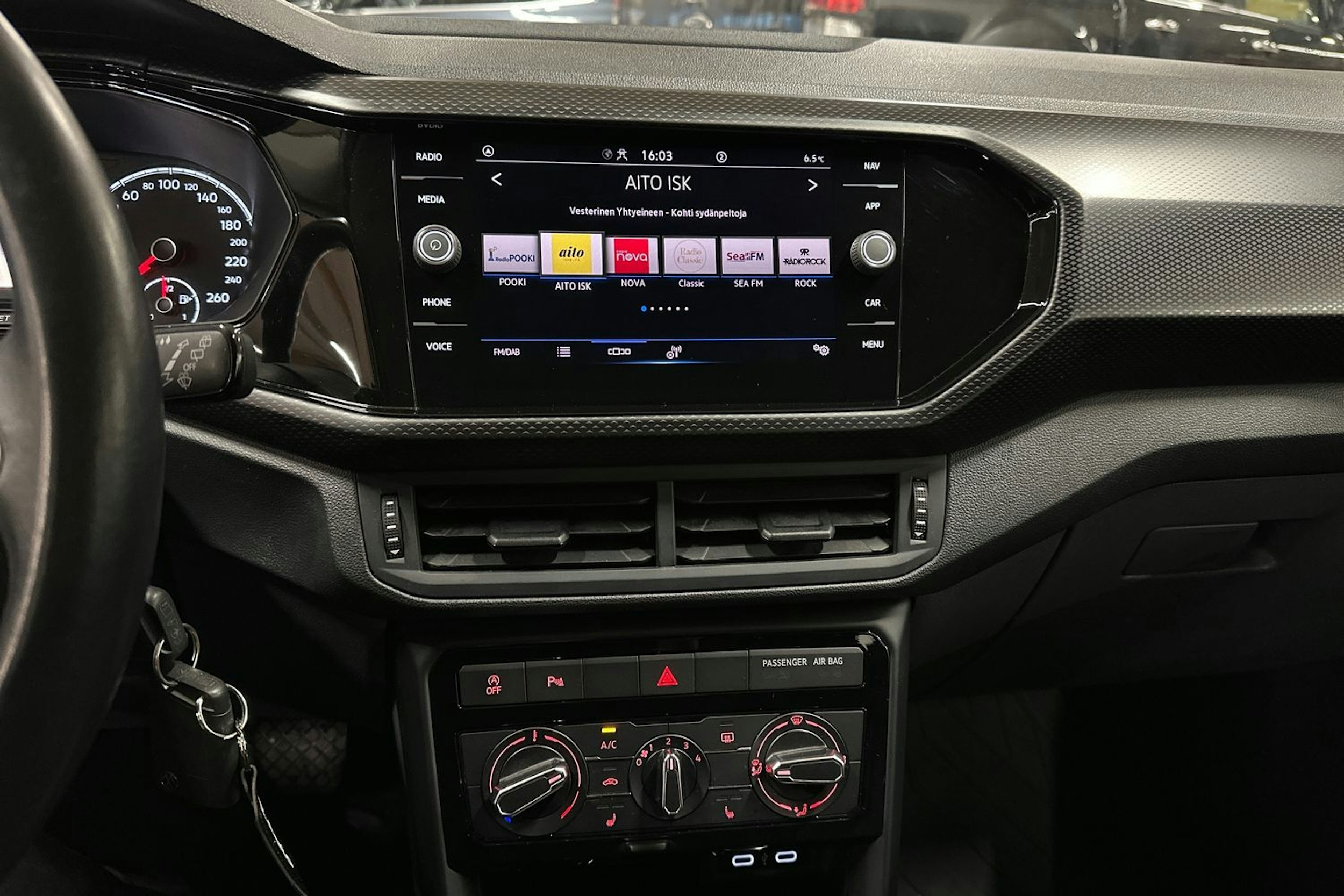 valkoinen Volkswagen T-Cross 2021 kuva 19.