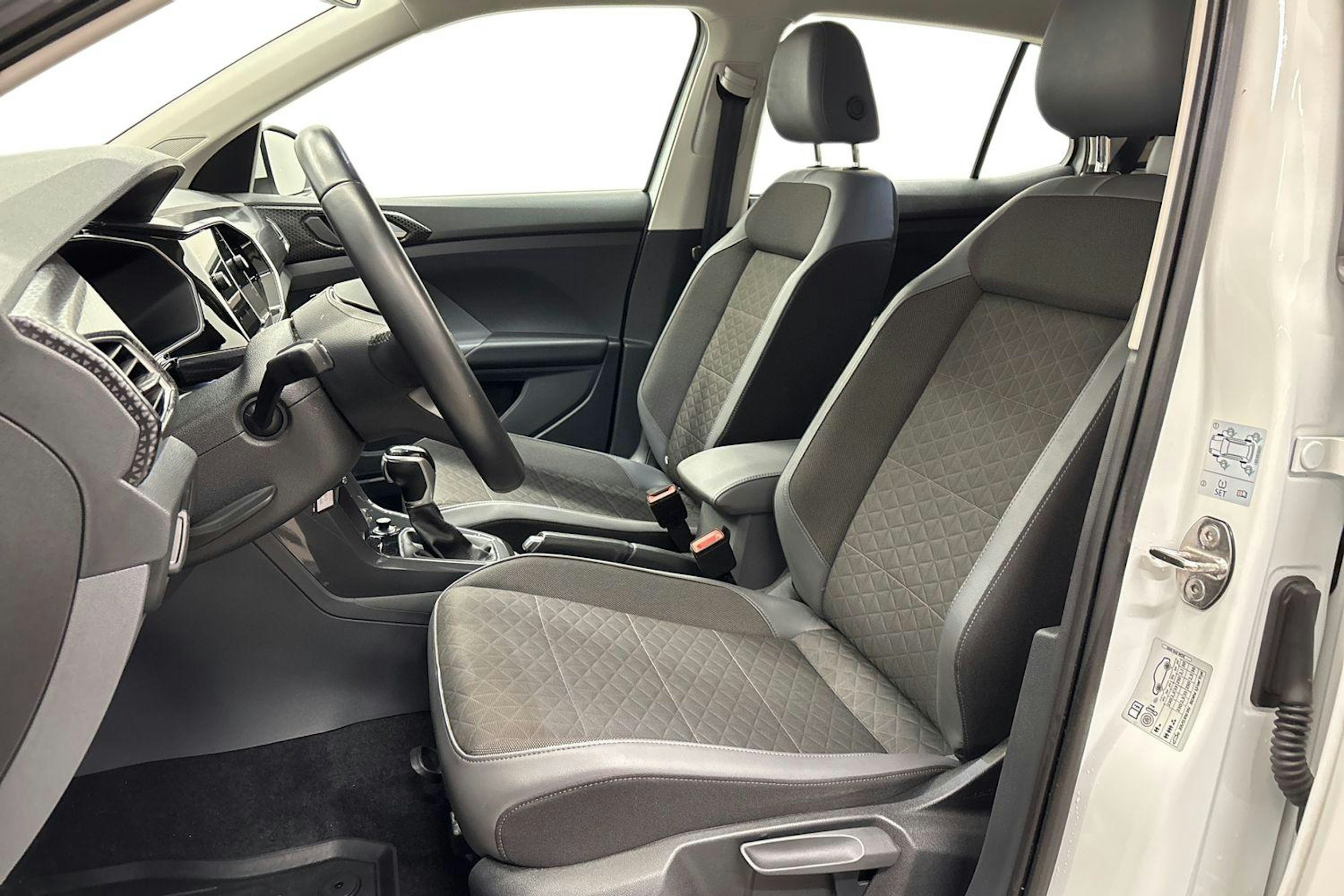 valkoinen Volkswagen T-Cross 2021 kuva 10.