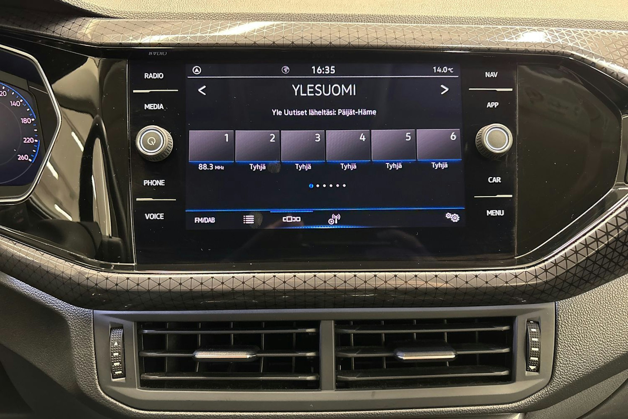 valkoinen Volkswagen T-Cross 2021 kuva 17.