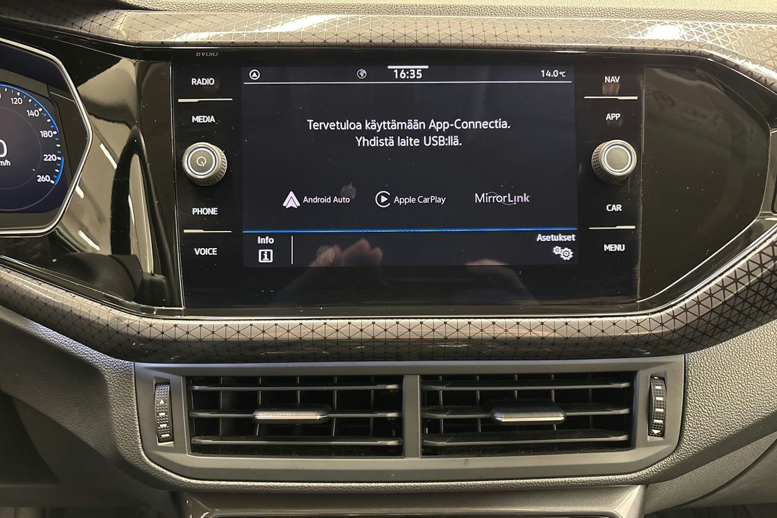 valkoinen Volkswagen T-Cross 2021 kuva 19.