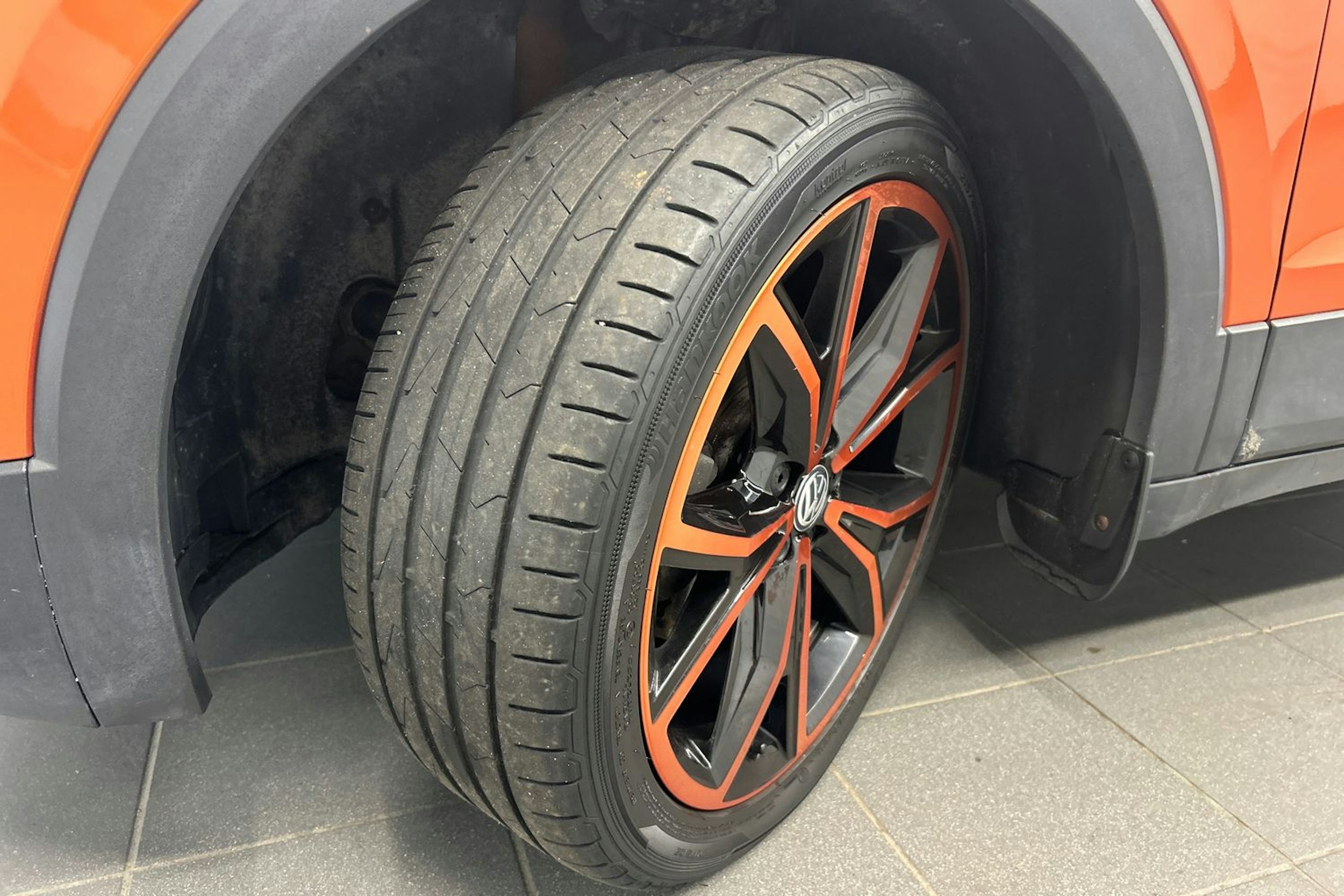 oranssi Volkswagen T-Cross 2020 kuva 13.