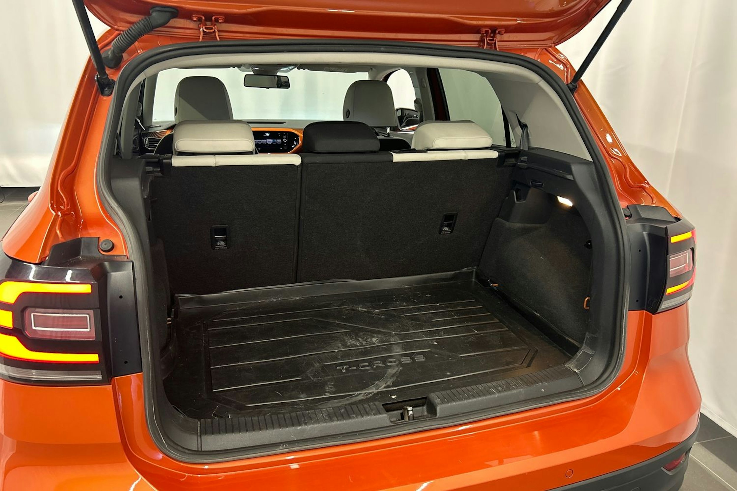 oranssi Volkswagen T-Cross 2020 kuva 15.