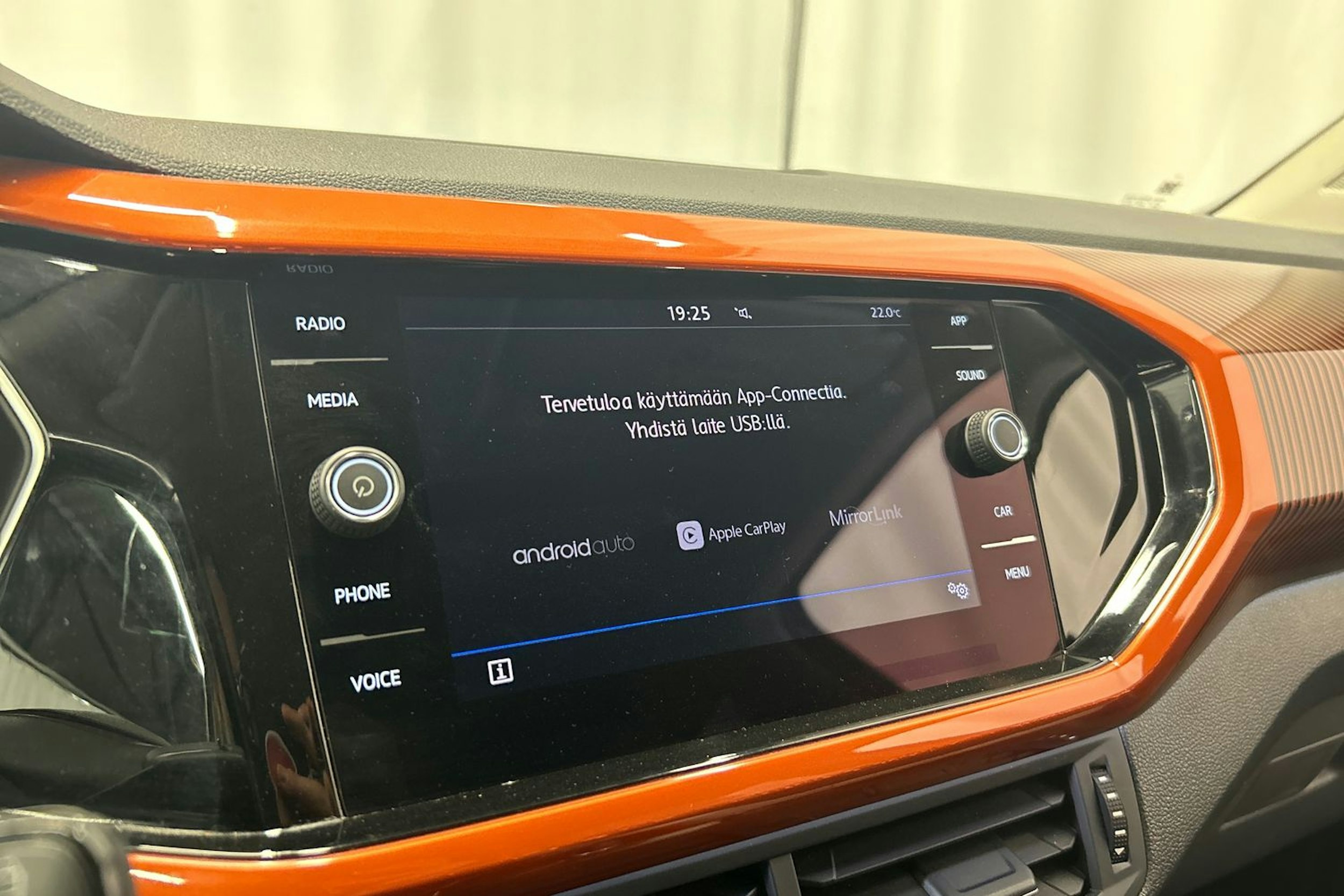 oranssi Volkswagen T-Cross 2020 kuva 19.