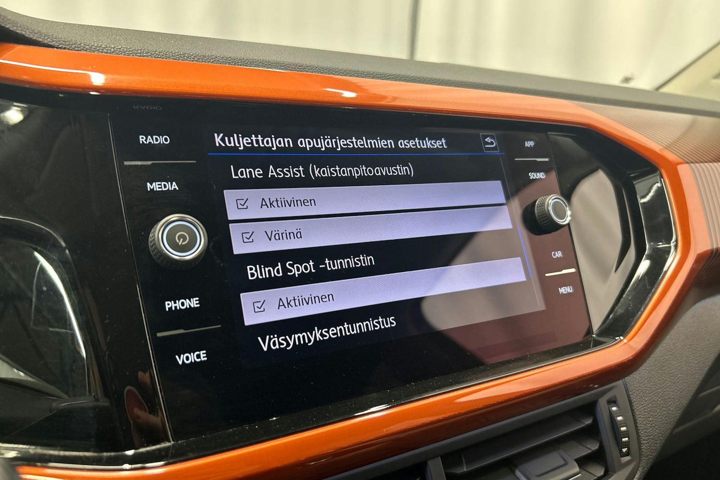 oranssi Volkswagen T-Cross 2020 kuva 21.