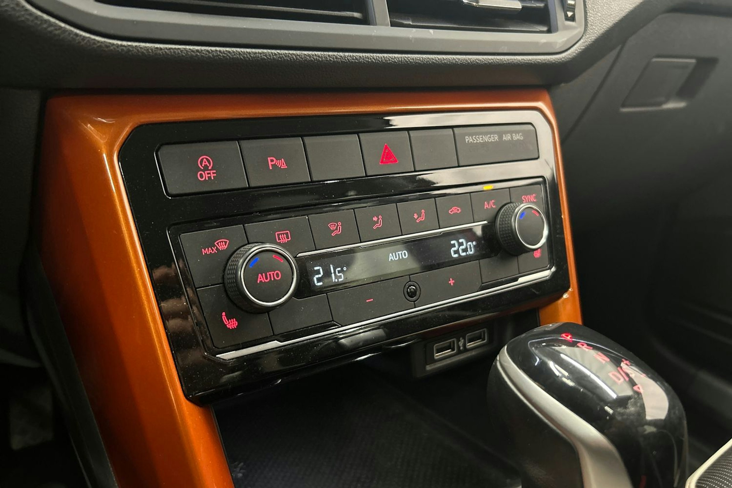oranssi Volkswagen T-Cross 2020 kuva 24.
