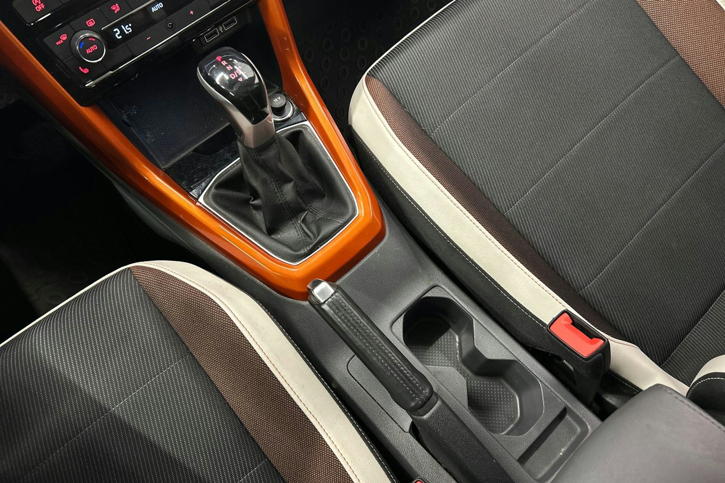 oranssi Volkswagen T-Cross 2020 kuva 25.