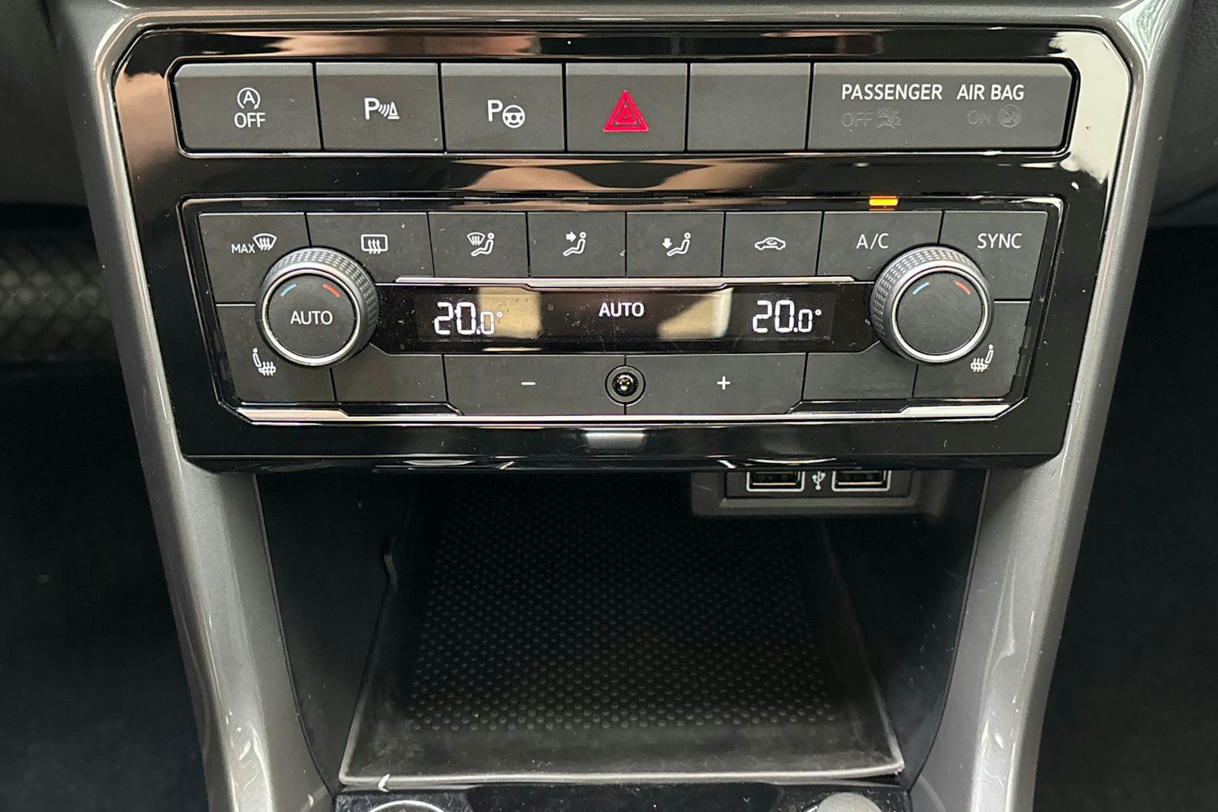 valkoinen Volkswagen T-Cross 2020 kuva 26.