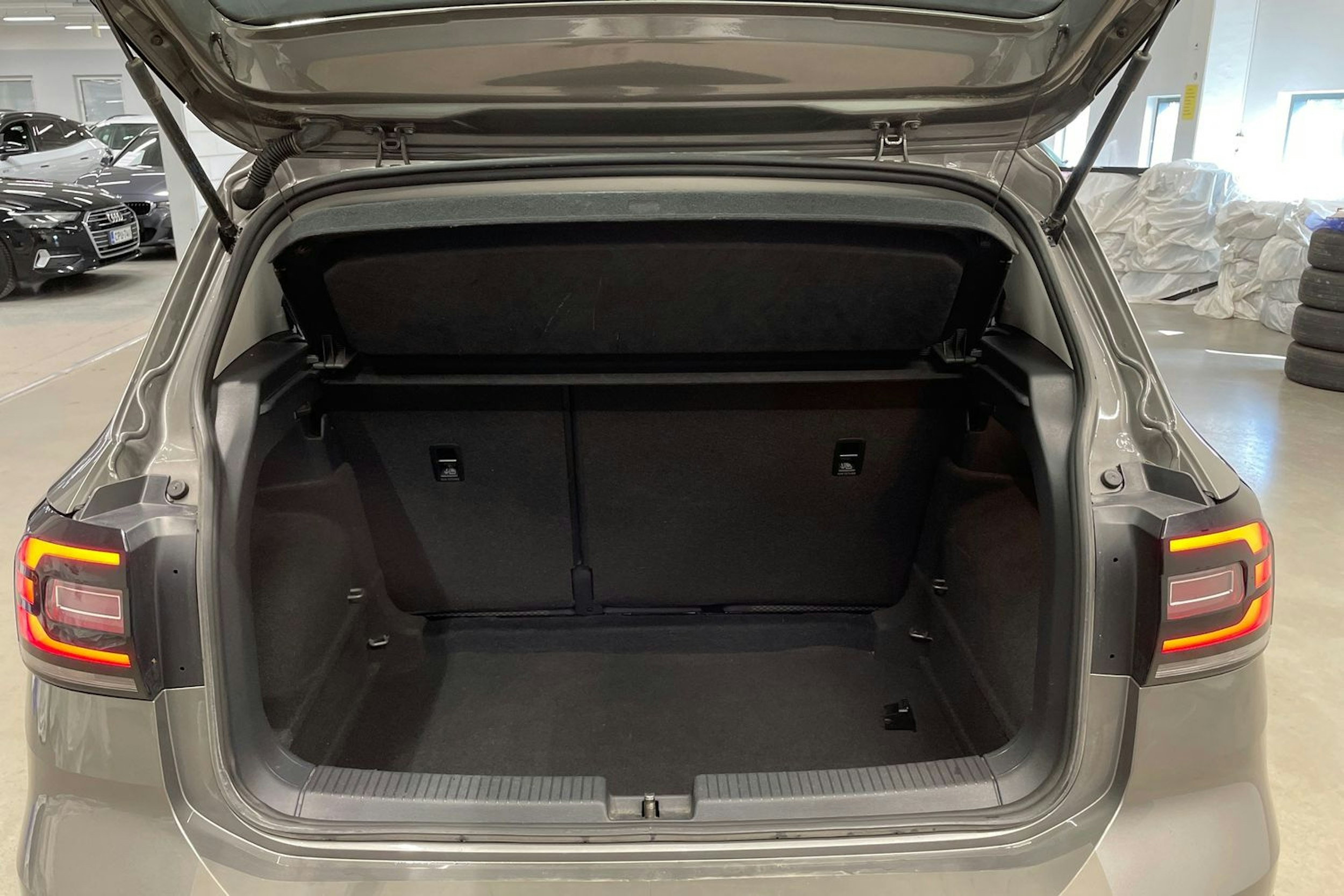 harmaa Volkswagen T-Cross 2020 kuva 14.