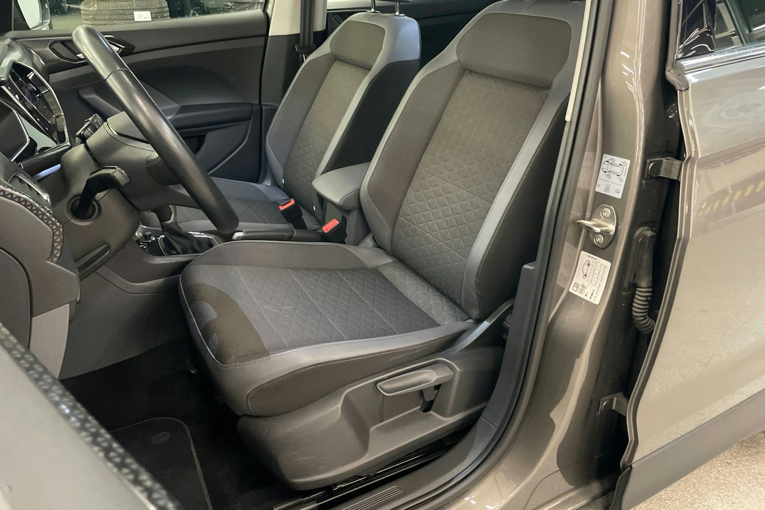 Harmaa Volkswagen T-Cross 2020 kuva 21.