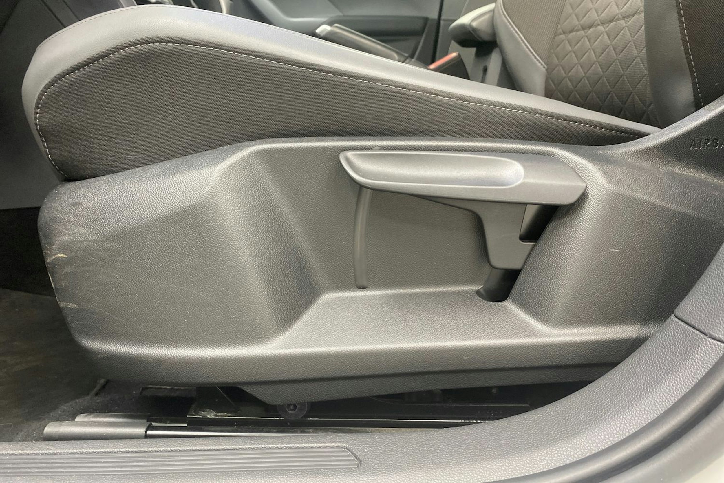 Valkoinen Volkswagen T-Cross 2020 kuva 22.