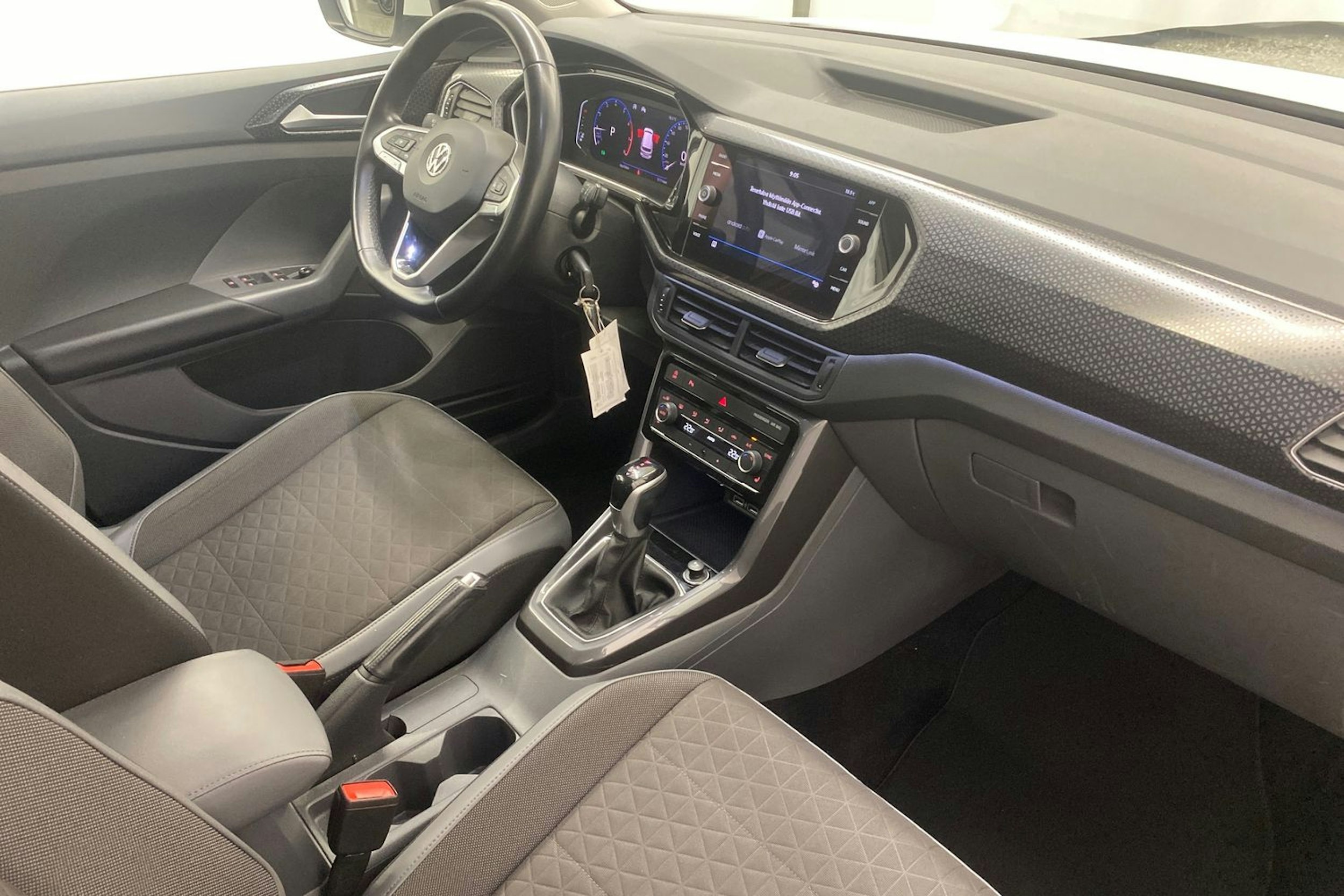 Valkoinen Volkswagen T-Cross 2020 kuva 24.