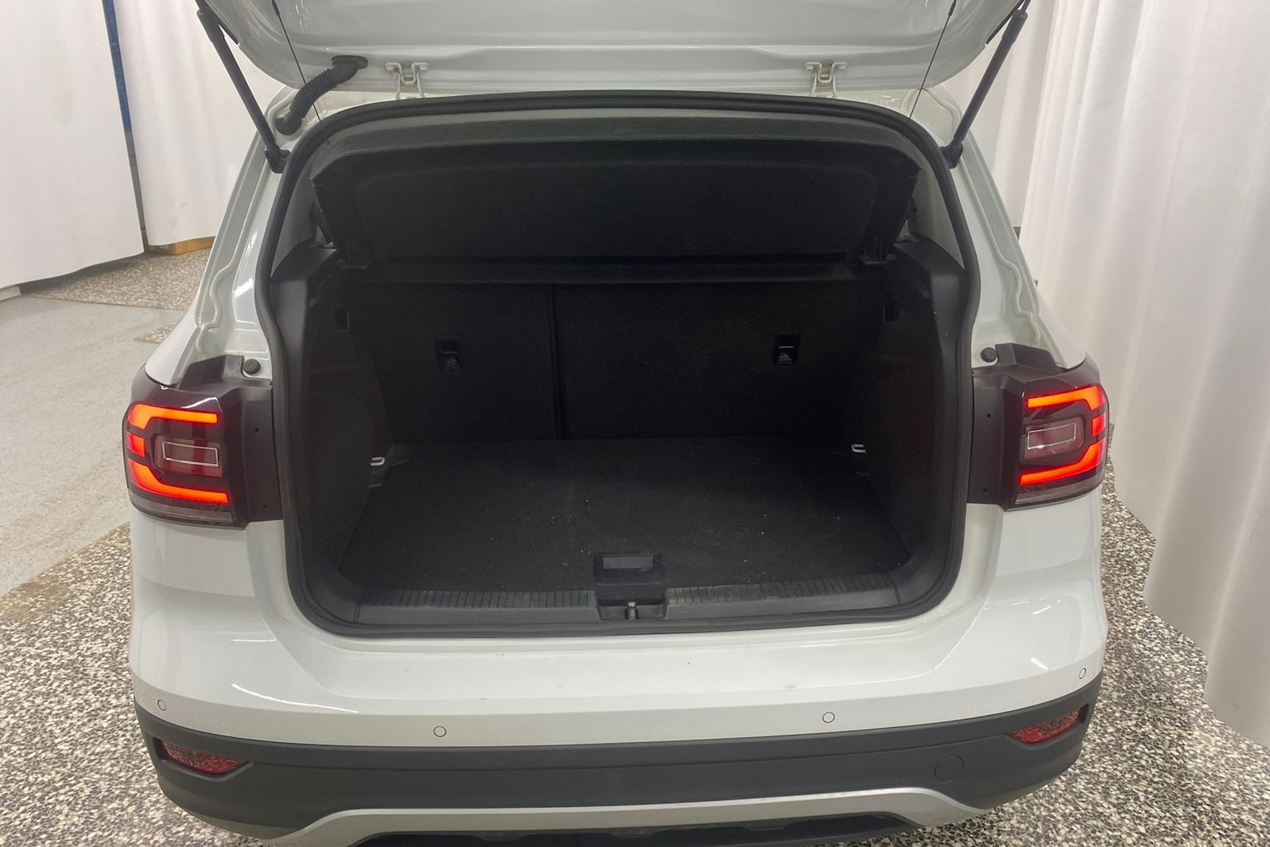 Valkoinen Volkswagen T-Cross 2020 kuva 25.