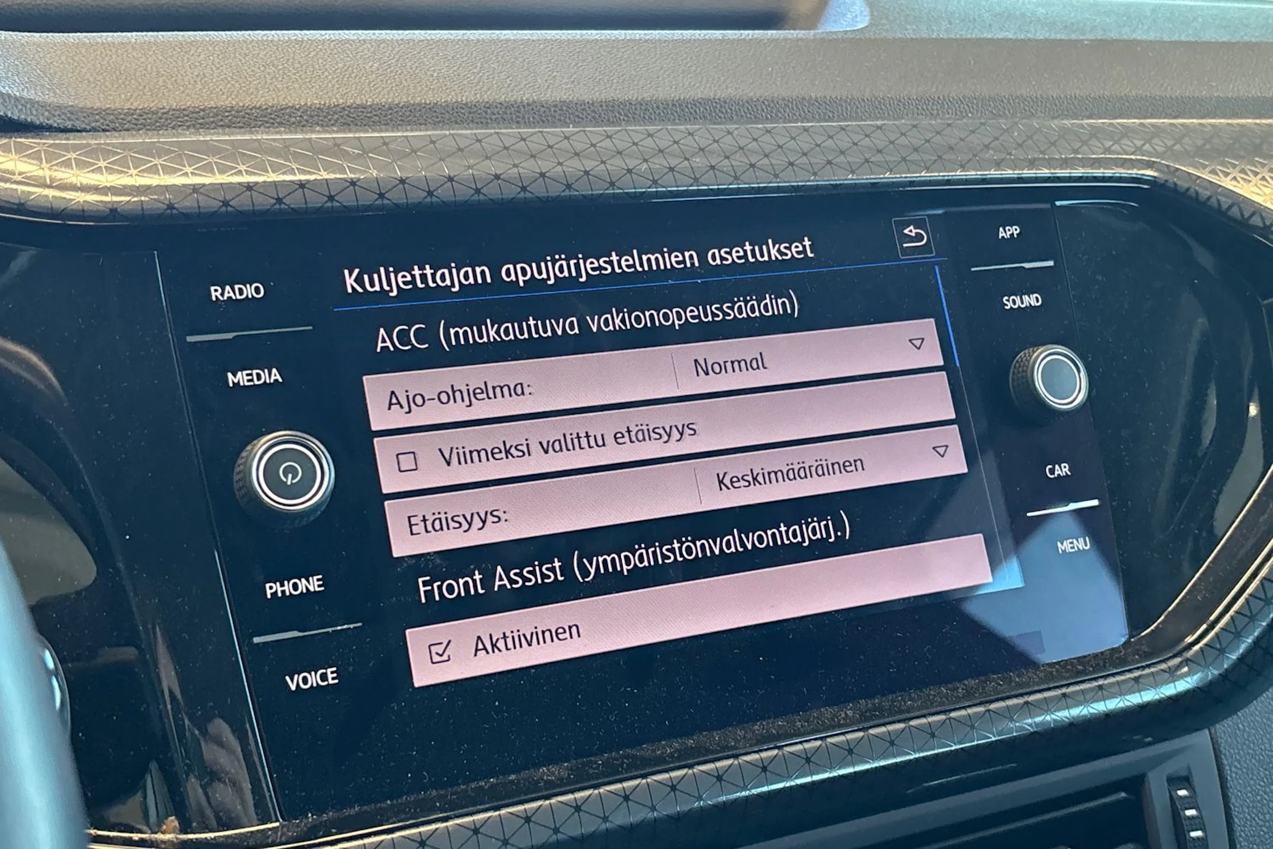 Valkoinen Volkswagen T-Cross 2020 kuva 6.