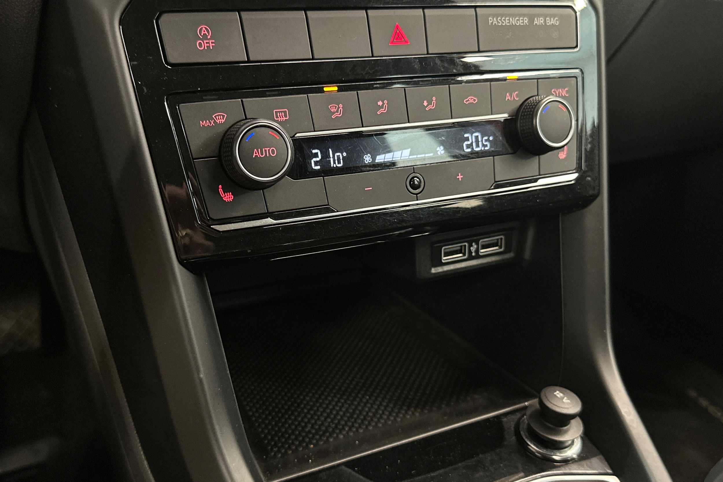 punainen Volkswagen T-Cross 2020 kuva 24.