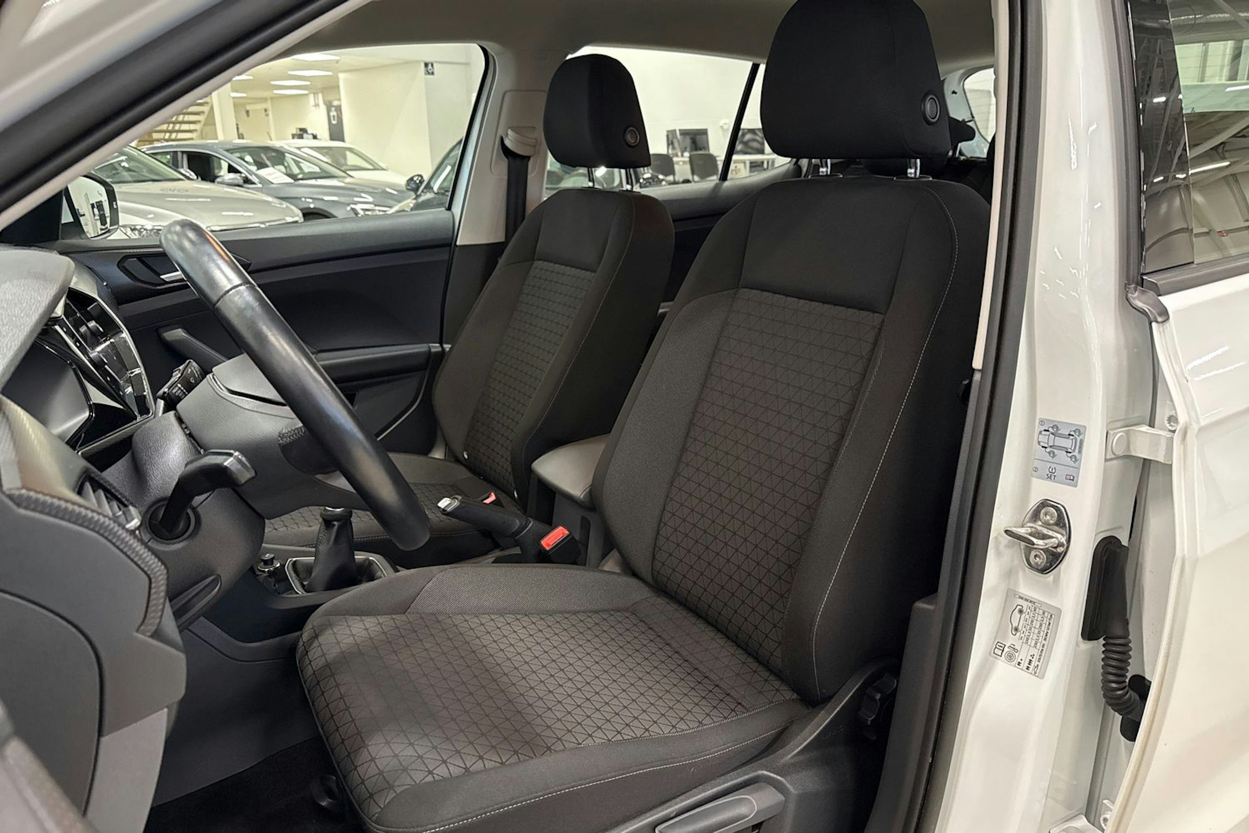 valkoinen Volkswagen T-Cross 2020 kuva 16.