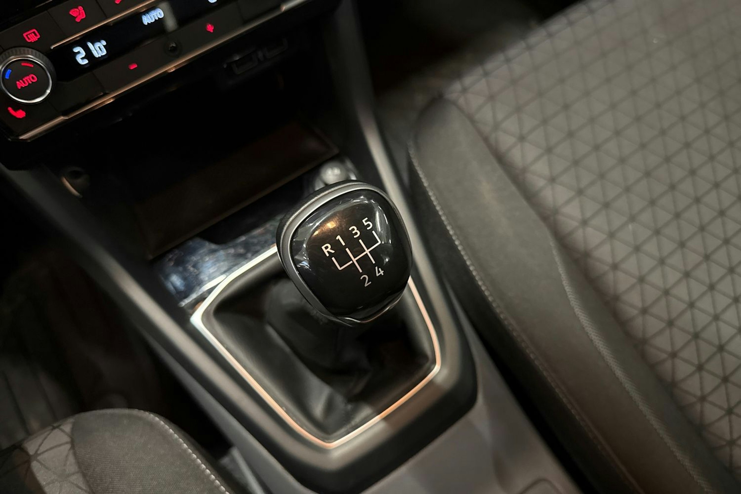 valkoinen Volkswagen T-Cross 2020 kuva 26.