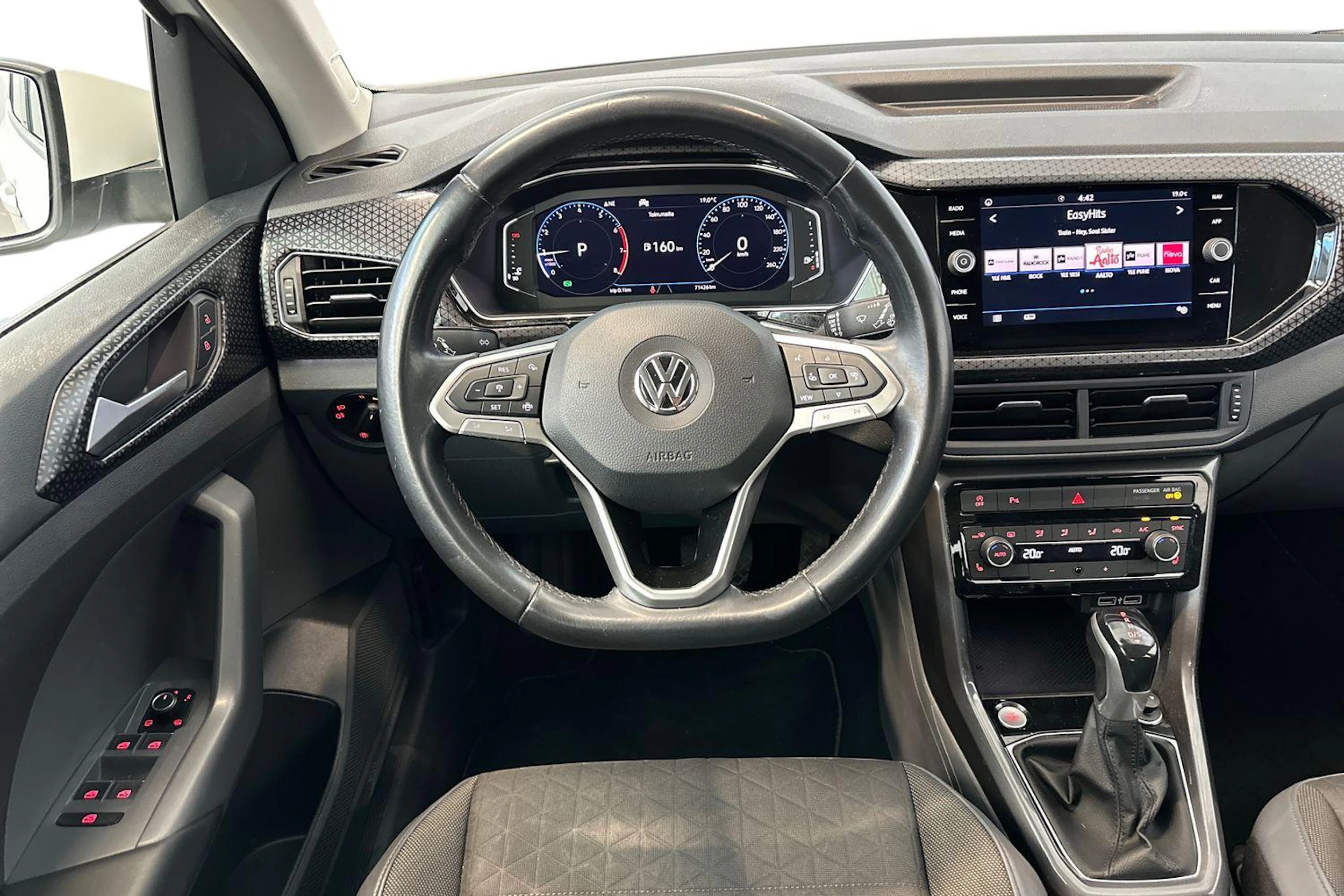 Valkoinen Volkswagen T-Cross 2020 kuva 7.