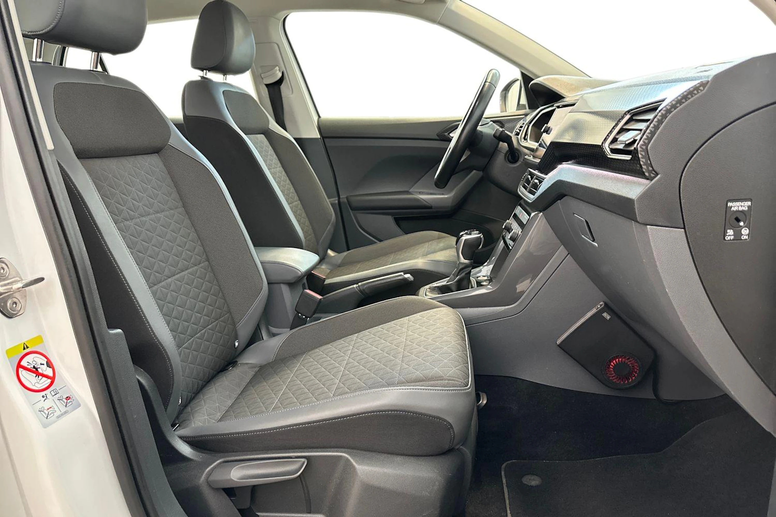 Valkoinen Volkswagen T-Cross 2020 kuva 8.