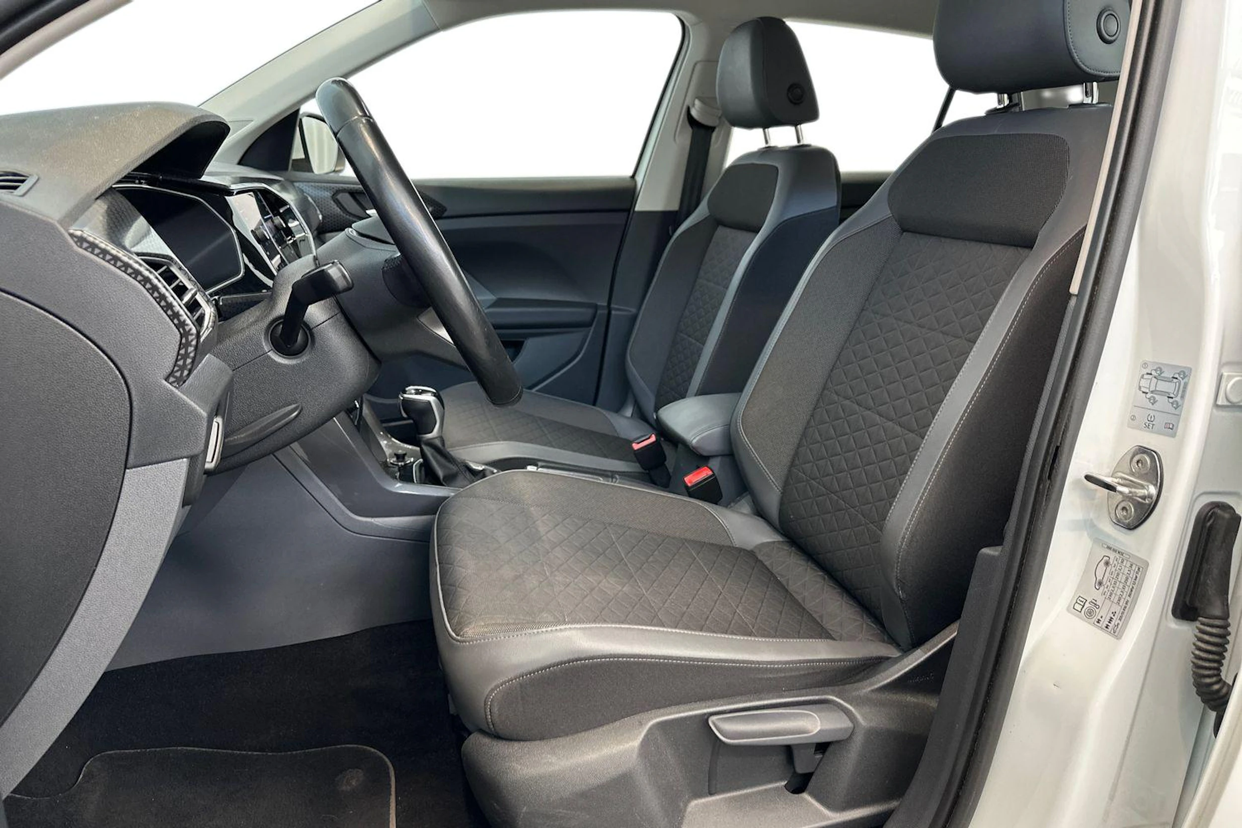 Valkoinen Volkswagen T-Cross 2020 kuva 9.
