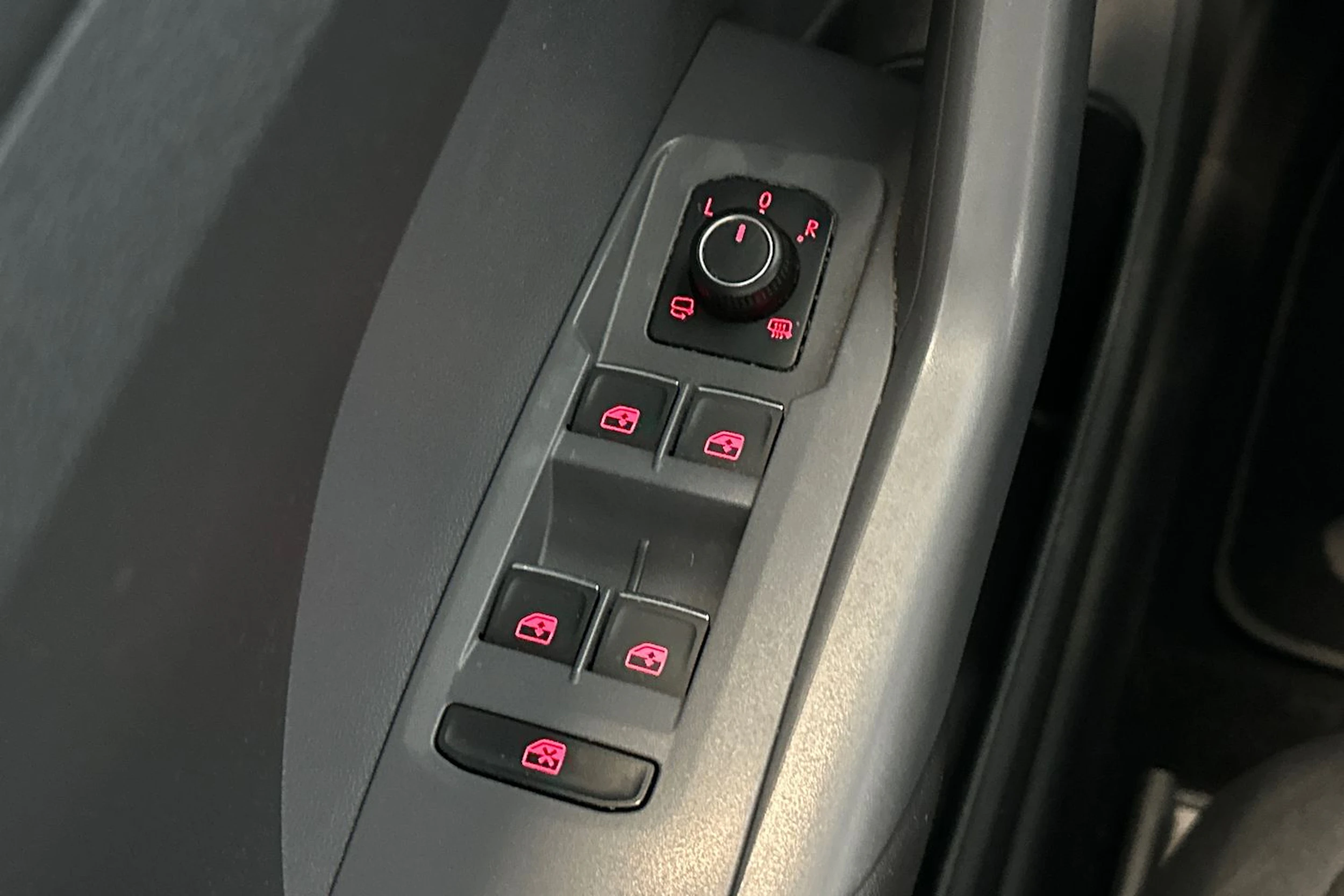 Valkoinen Volkswagen T-Cross 2020 kuva 10.