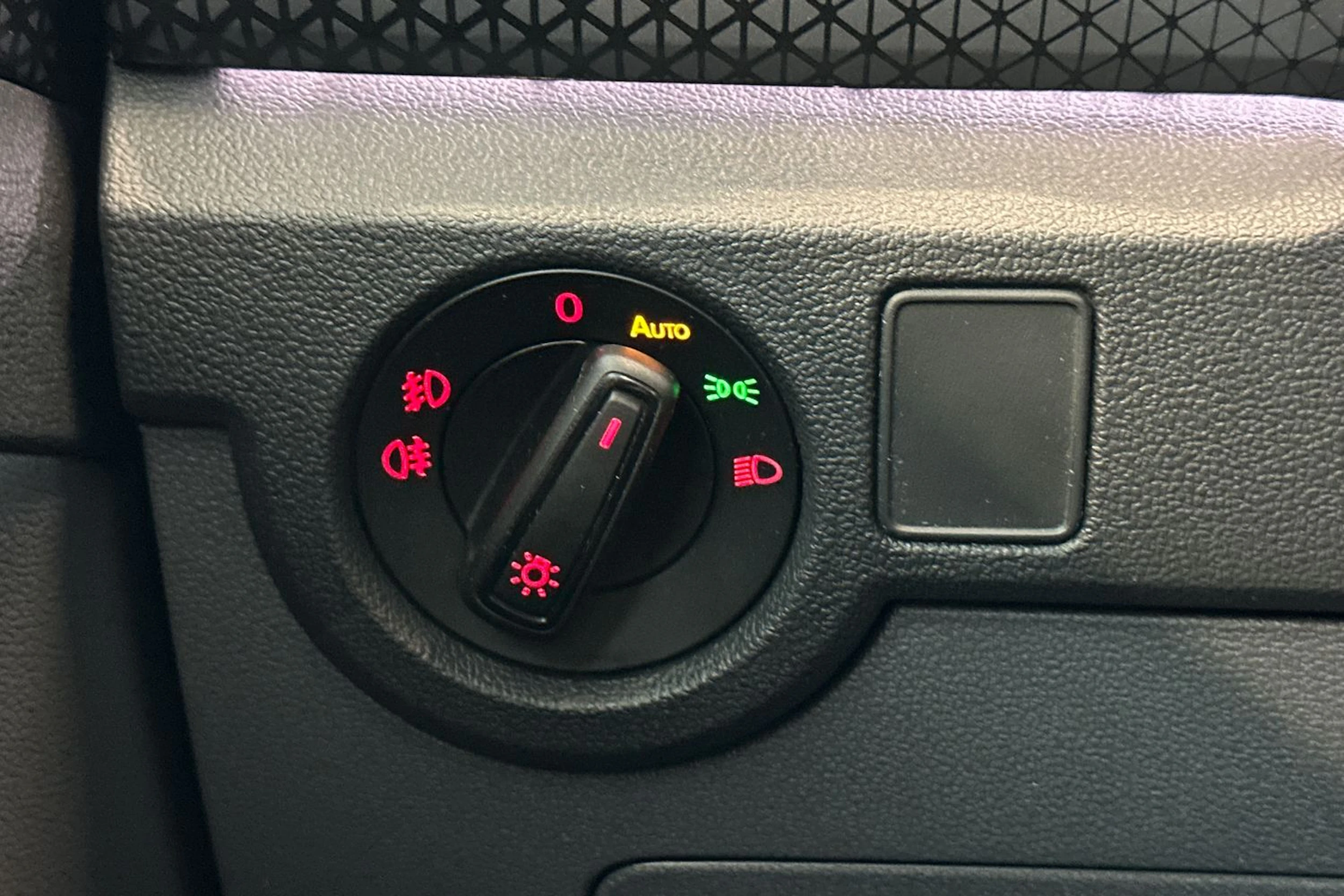 Valkoinen Volkswagen T-Cross 2020 kuva 11.