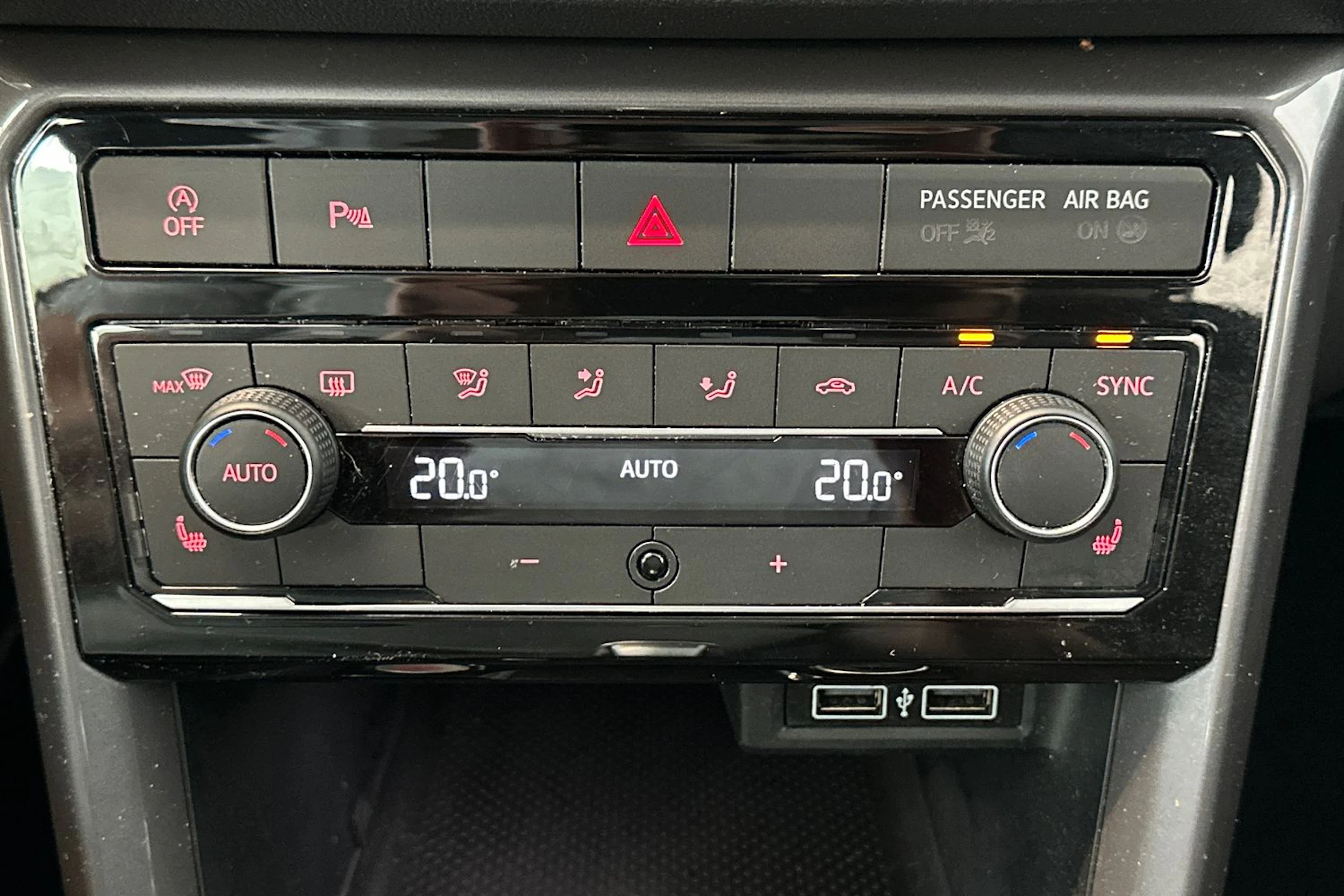 Valkoinen Volkswagen T-Cross 2020 kuva 16.