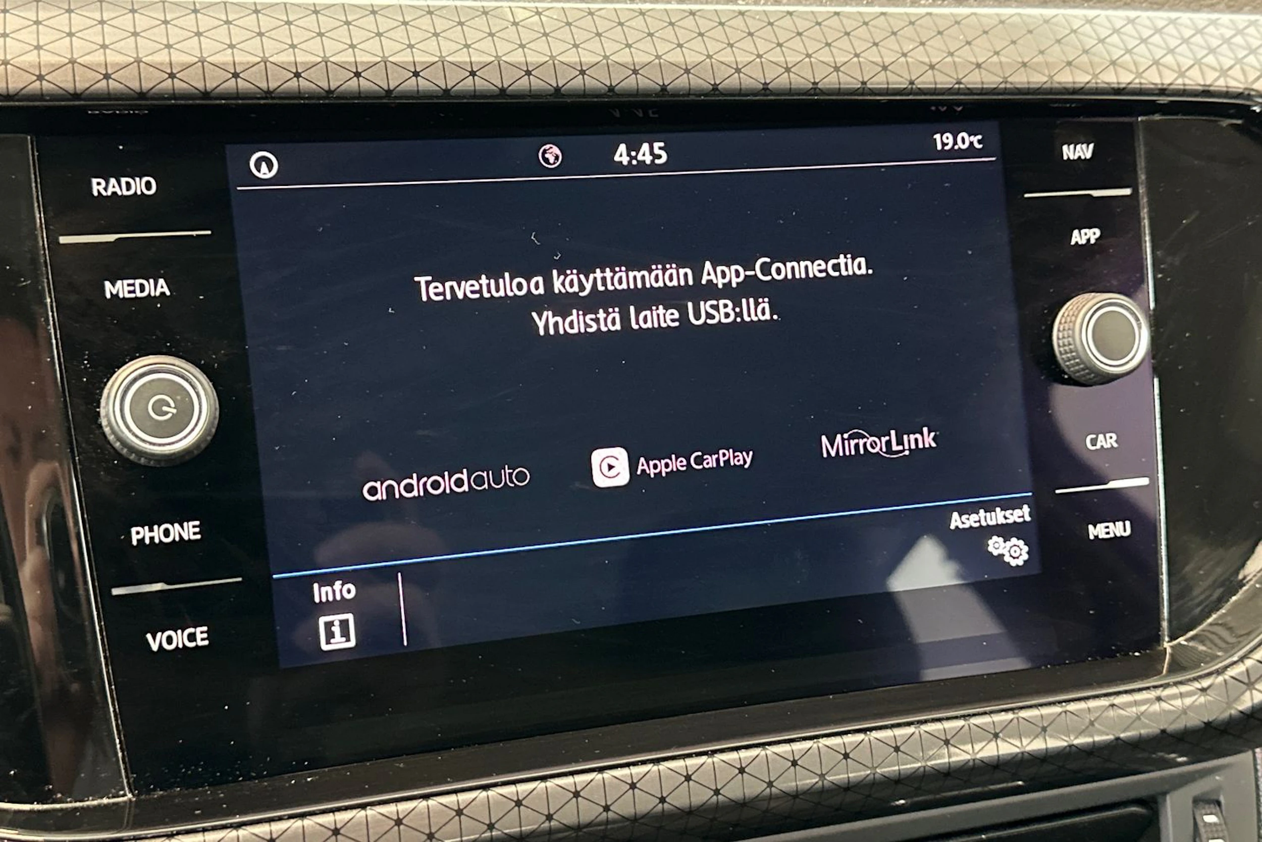 Valkoinen Volkswagen T-Cross 2020 kuva 20.