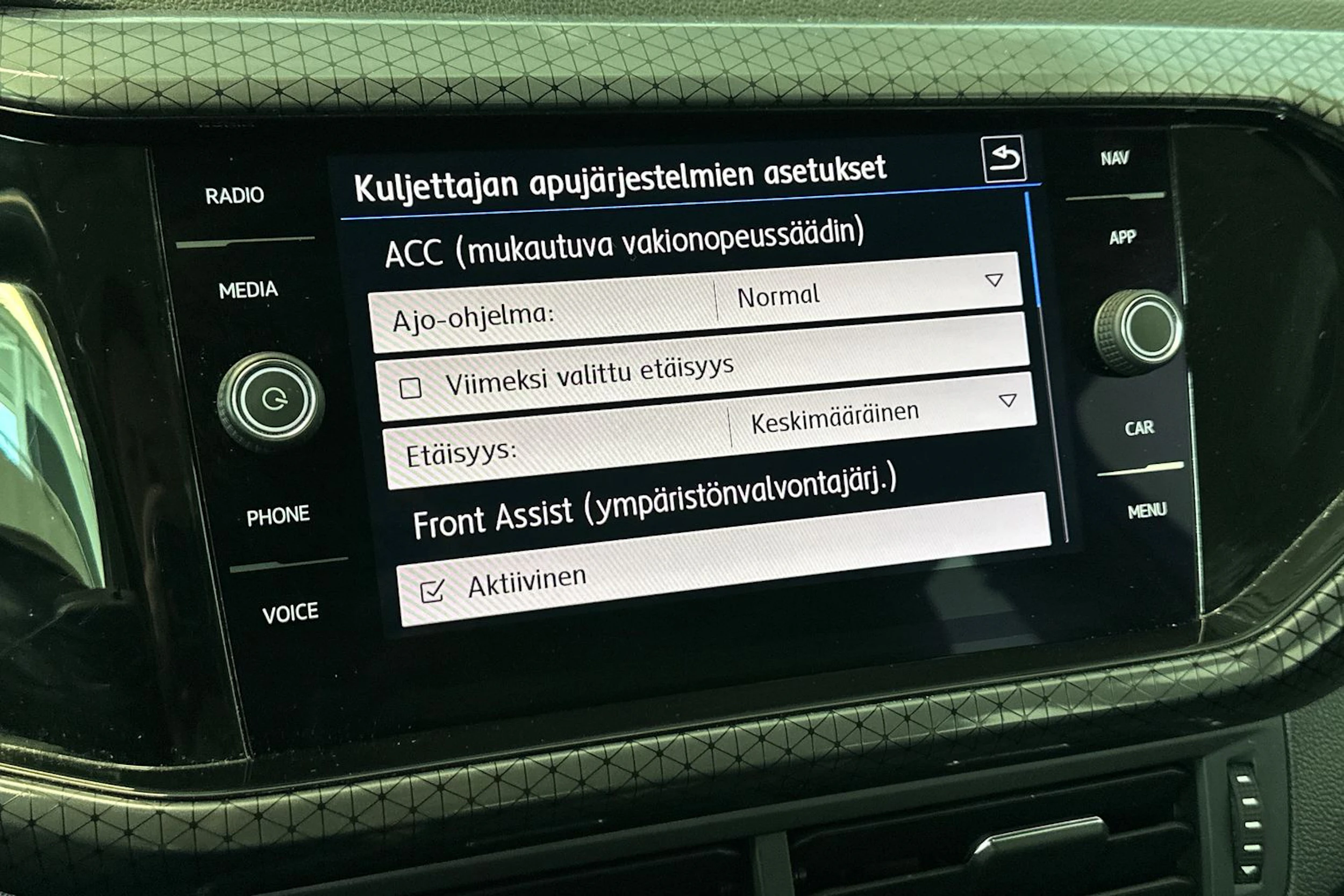 Valkoinen Volkswagen T-Cross 2020 kuva 21.