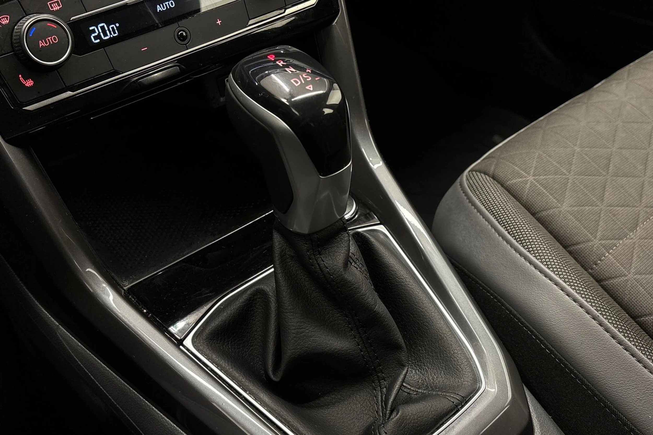 punainen Volkswagen T-Cross 2020 kuva 25.